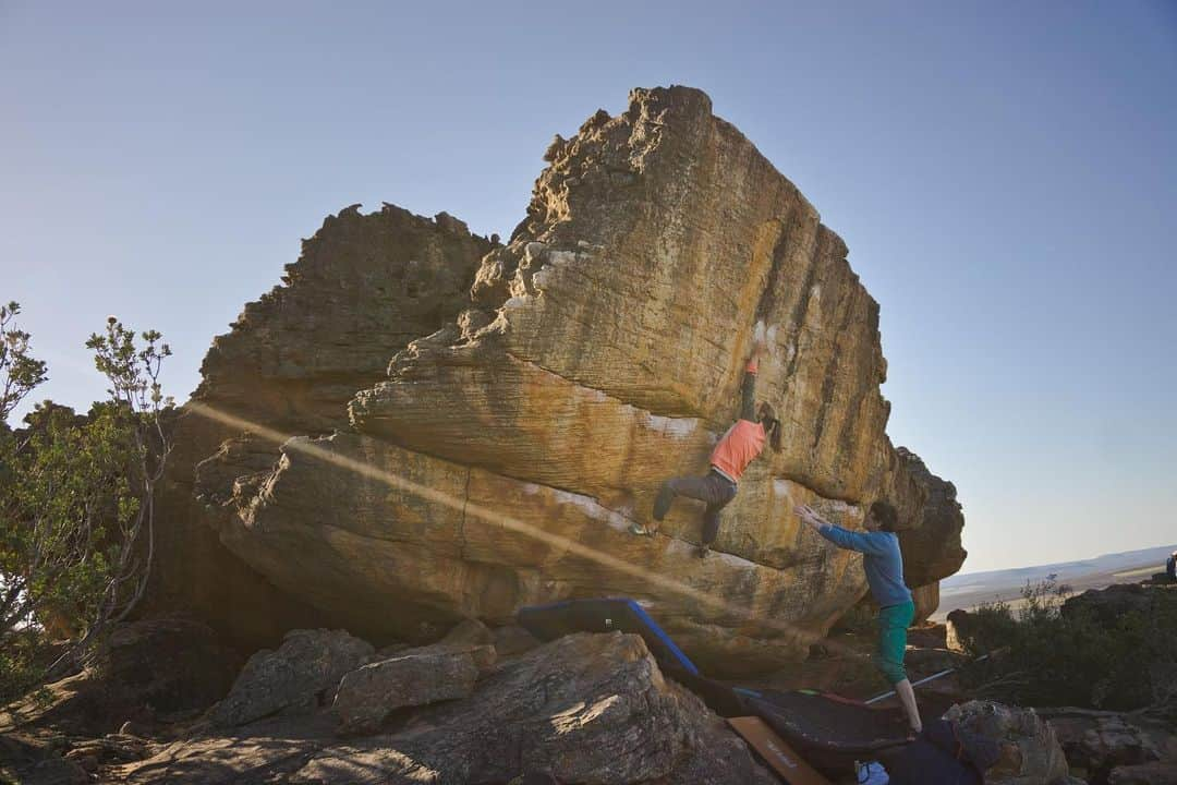 モニカ・レッツィーのインスタグラム：「It’s rocklands time … well not for me, but Insta is showing me tons of fotos from other people who are there at the moment ❤️ somewhen I will be back - and finish this boulder on the foto from our last trip 3 years ago. (Too long ago 😅)  📸 @janekaltmaier   #wearemarmot #andplay #noplacetoofar #itsgreatoutthere #scarpa #unfinishedprojects #bouldering   @scarpa_de  @marmot_mountain_europe  @dominik.ret」