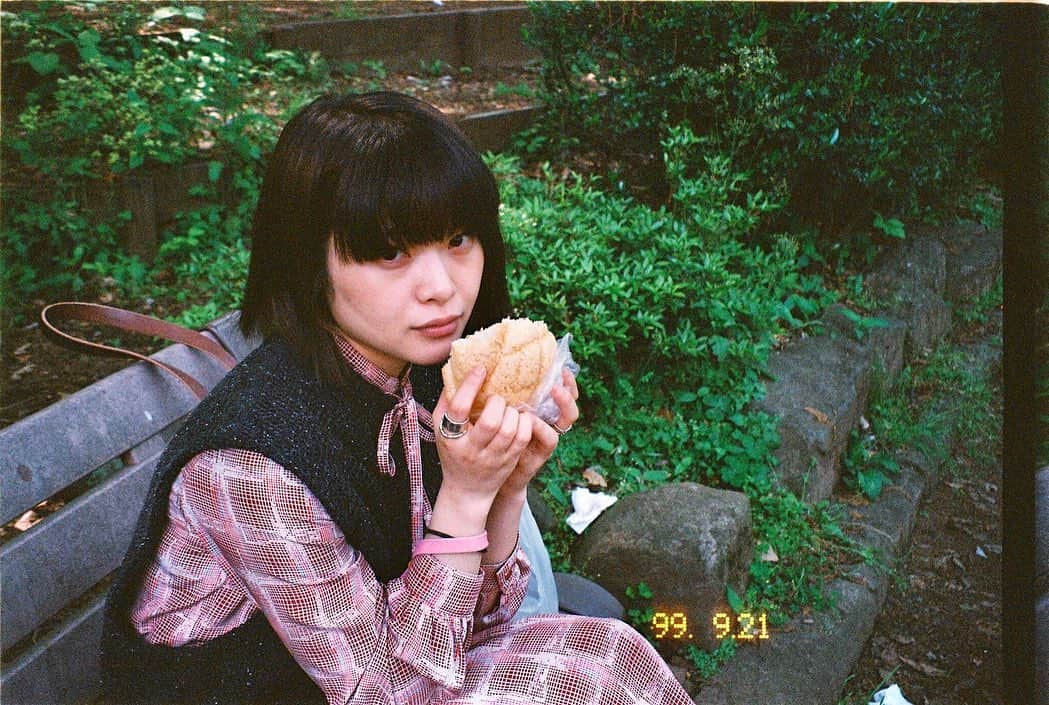 岸井ゆきののインスタグラム：「舞台『 #気づかいルーシー 』 わたしのこころの支えよ🍅順調に旅手帖の空欄を埋めています✈️💫 神戸、広島、長野、本当にあたたかく迎えてくれてありがとうございました。 みなさまの反応、心の臓まで届いたよ。笑顔も見えているよ。  あさって8/28は北九州芸術劇場で昼公演です！（当日券出ます！） そのあと9/3.4で水戸に行きます！！2日間よろしくね！（チケットお早めに！）  そして9/10のパルテノン多摩がファイナル！！！！！  どこも素敵な劇場！！うつくしい外観。 東京にお住まいの方、9/10、よかったら是非、きてね！！（チケット発売開始してます！おはやめに！） たのしみにしてるっっっ  どの劇場に居ても、ぜったいきみを楽しませるサ🎀  わたしたちの旅にはおわりがあるのに、楽しくてうれしくてルーシーとそのかぞくとバイバイできる気がしないわ。ふぅ 演劇大好きだし、わたしは稽古好き。 今回は久しぶりの舞台になってしまったけれど、空間をつくる作業は何にも代え難い大切な営み。 何がしたくてここでもがいているのかちゃんと分かる。  演劇の神様！！わたしたちをツアーに出してくれて有難う。かけがえのない時間を過ごして、まだまだもっとみんなの笑顔が見たい☺️  おわりや寂しさを感じたら、始まりを思い出せば楽になる、そこから今まで、ちゃんとずっと繋がってるんですねーーーーーー！！ だから大丈夫、なにも消えない！人と人は、出会ったまんま！！！」