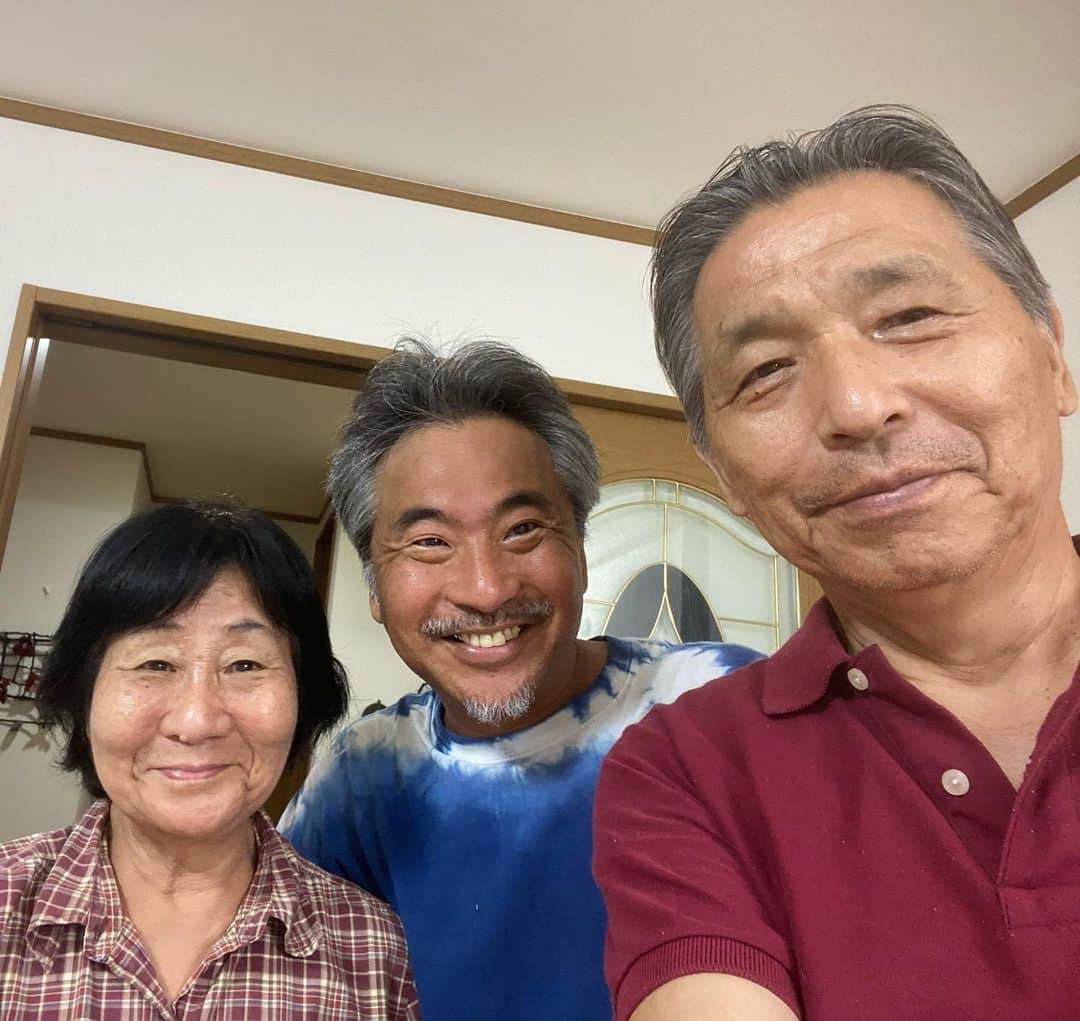 高橋歩さんのインスタグラム写真 - (高橋歩Instagram)「. . #50歳の誕生日 #両親とサシ飲み #帰るとき #玄関の外までずっと見送ってくれて #振り返ったら泣きそう .」8月26日 23時06分 - takahashiayumu