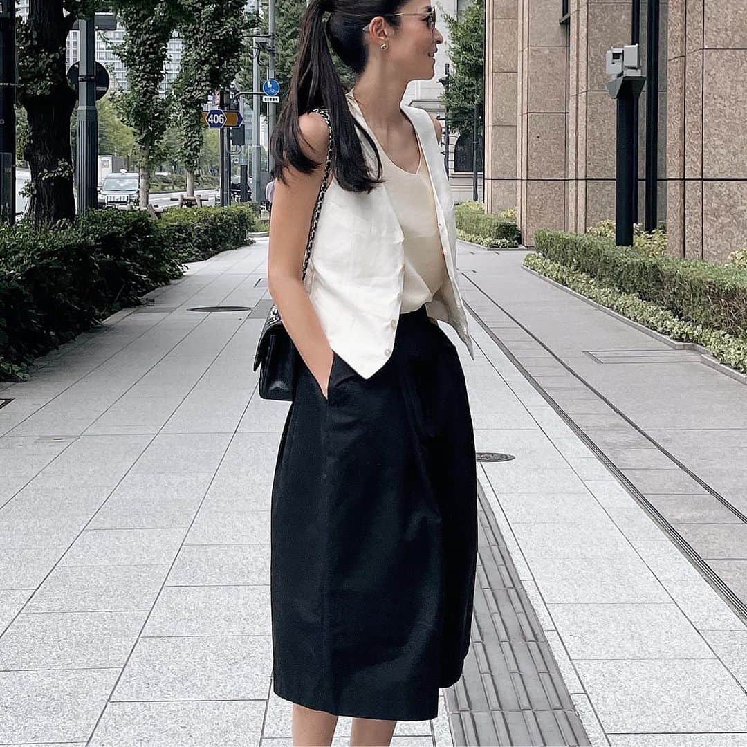 Michikoのインスタグラム：「_______ 🖤🤍✔️  ベストのボタンは 全開か、全留めか、上だけ留めるか。 どれがいい？と話していた時の📸  個人的には、ボリュームのあるパンツには 写真最後の全部留めてスッキリが好き。#どーでもいい話  #outfitdetails  #blackandwhite  .」