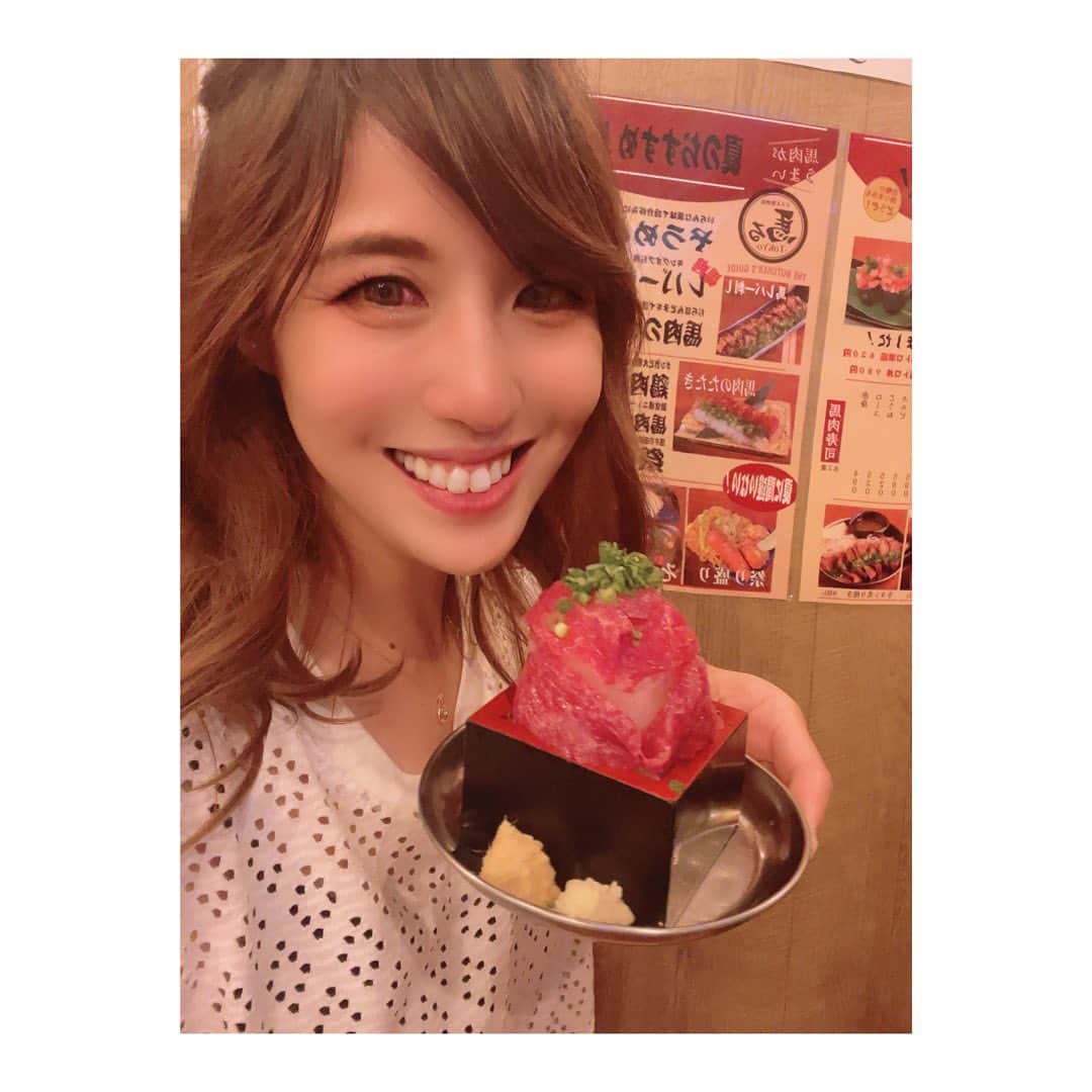 髙田知里のインスタグラム：「・ 最近はグルメにもハマってる💓 ・ 銀座駅から徒歩1分！  新鮮な馬肉食べれてとっても美味しい💓 ・ 馬の赤身のごつもりは中まで最高に美味しいかった🤤🤤 中に何があったかは、行ってからのお楽しみ🤫笑 ・ 近くにいったら是非寄ってみてね🌻  #銀座ディナー #馬刺し #肉寿司 #ネオ大衆酒場 #銀座飲み #ネオ大衆酒場馬るTokyo #有楽町ディナー #トリドリベース#pr#PR」
