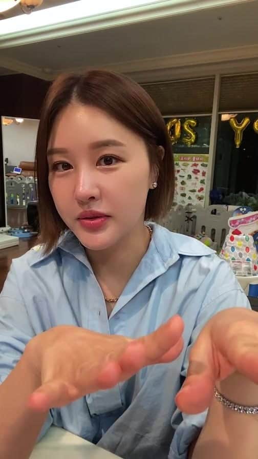のインスタグラム：「앗! 갑자기 라방이 꺼져서 다시 들어왔어요🫣  🇩🇪독일 1위 100년의 역사가 보증하는 도펠헤르츠- 마칼디(마그네슘+칼슘+비타민D3)  8/29 월요일 오전 11시 오픈🫧  🔹마칼디 이런분께 추천합니다! ​ -잠을 자도 자도 피로가 안풀리시는 분 (저요) -해소되지 않는 만성피로에 지치신 분 -팔다리 저림, 근육통, 어깨결림, 뒷목통증 -근육에 쥐가 자주나고, 눈가와 손발 떨림증상 -식단관리, 체중관리로 영양소가 부족하신 분 -챙기기 힘든 영양소 번거롭지 않게 섭취하실 분( 분말 타입으로 물없이 먹고, 레몬맛이라 맛있어요) -평소 뼈가 약해서 칼슘 섭취를 고려하시는 분 -평소에 집중력 저하로 고민이신 분 -임산부, 수유부에게 필요한 영양제 찾으시는 분 -다이어트를 자주 하는 분 (칼슘 부족) -칼슘섭취가 중요한 성장기 아이들 -운동을 좋아하거나, 야외활동을 자주 즐기시는 분 -믿을수있는 건강식품을 찾으시는 분 -부모님, 배우자, 자녀 가족과 함께 영양제를 챙기실 분 -호불호없는 건강기능식품 선물을 고려하시는 분 -추석 선물 찾는 분 미리 준비하세요🎁  🔹마그네슘 효능 마그네슘은 인체 속 네번째로 풍부한 미네랄오 신체 건강에 중요한 역할을 함.  주로 에너지 이용에 필요하며 신경과 근육의 기능을 유지하는 역할.  칼슘과 함께 우리 뼈를 구서와는 무기질 중 하나이며 뼈를 생성하는 세포 활동에도 영향을 줌  🔹칼슘 효능 칼슘은 무기질 중 가장 많은 비율을 차지하며 인체에서 없어서는 안될 필수 요소  대부분 뼈와 치아를 구성  혈액, 근육, 세포외액 등에 존재  ✔️골다공증 발생 위험 감소에 도움을 줌(중요)  🔹비타민 D 효능 장에서 컬슘과 인의 흡수율을 높여주고 사용될 수 있게 함  뼈의 형성 유지  ✔️골다공증 발생 위험 감소에 도움   📍8/29 월 오전 11시 오픈 🇩🇪도펠헤르츠 마칼디✖️은자언니」