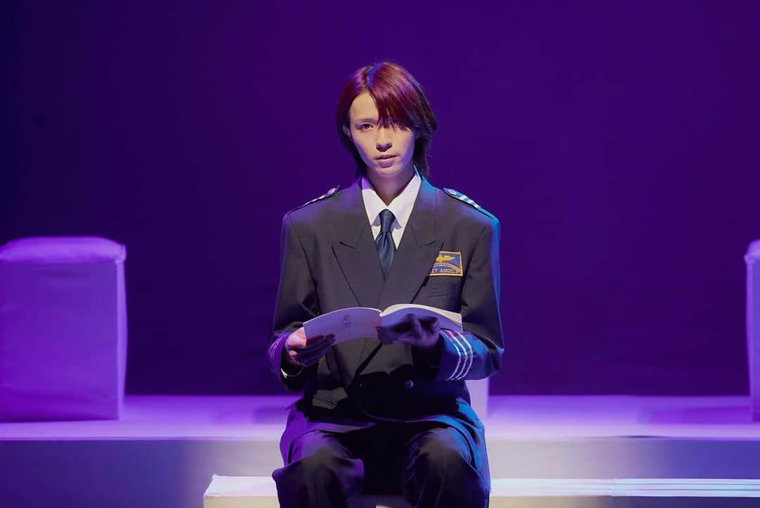 笹森裕貴のインスタグラム：「朗読劇『改札を抜けて』 4公演無事に終了しました！！  初の朗読劇でした！  演出のタカさん（櫻井さん）とは、ガラスの仮面をやった時に共演させていただき、今回またご縁があってご一緒させていただきました。 タカさんの初演出作品。演じることができてとても光栄でした。  正解がないというか、良い意味で自分で作れる。とても刺激的な役。 今生きている世界について自分自身問われているような感覚でした。  役について話すと長くなりすぎるのでまたどこかで。  どの役ももちろんそうだけど、僕が演じた駅長は一言一言全てに意味があったし、重さを感じていました。 見てくださった皆様は何をどう感じたのかな。とても気になります。  なんだか感覚的な話しですが、 「負荷がかかる」って「生きてる」ってことなんだなと思います。うん。きっとそう。  自分の人生を大切に生きよう。  #改札を抜けて #おやすみと言いたいところですが #今からとあるお仕事 #つまりはおはよう #行ってきます」