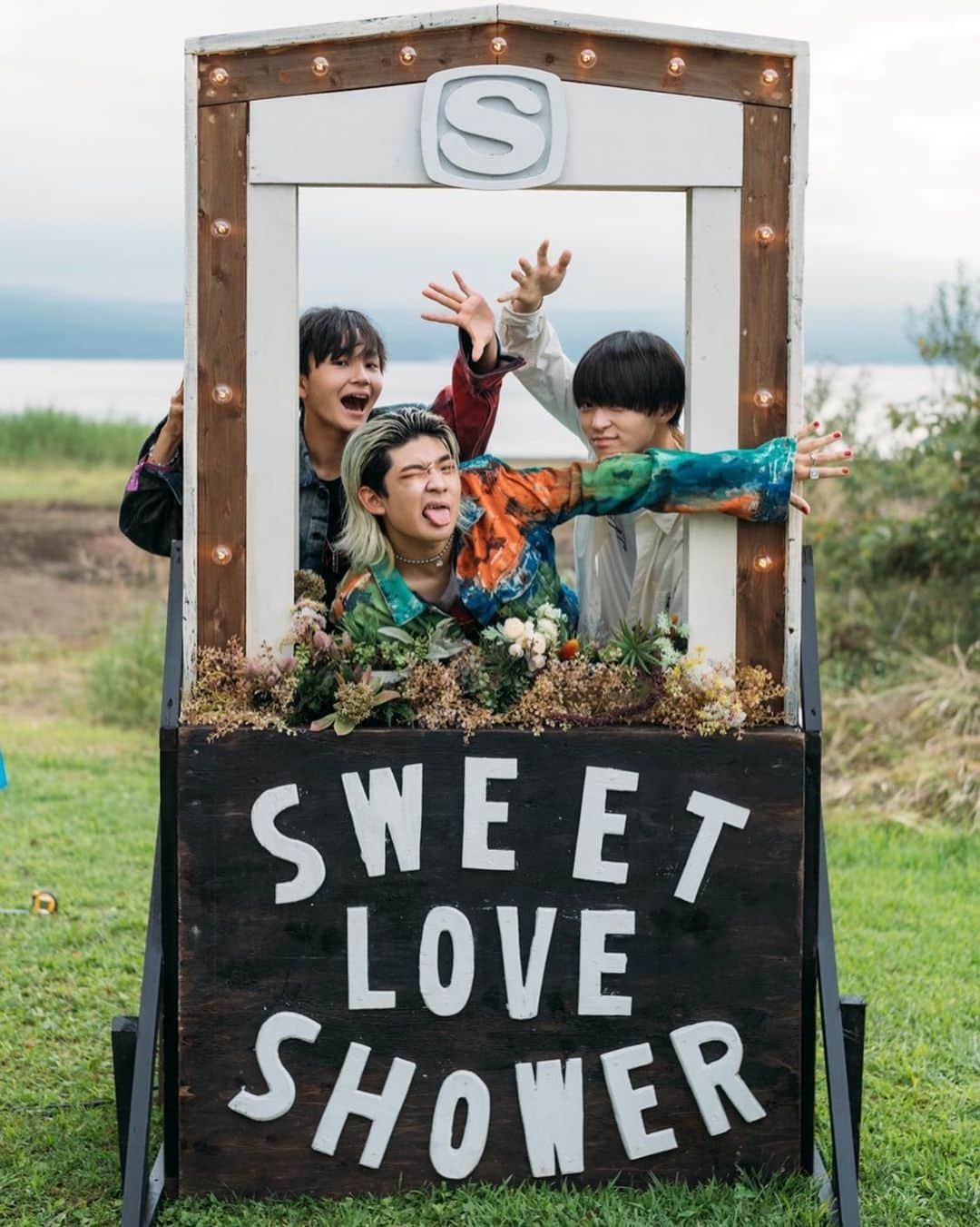 のインスタグラム：「SWEET LOVE SHOWER 2022  社長のライブにサプライズで出演させていただきました！ ステージがすごい大きくてびっくりしました‼️ライブも全力で楽しんできました！ いろんなアーティストさんと会えてとても嬉しかったですし、フェス飯も食べて満喫しました😙  この夏は社長にいろんな経験をさせてもらってめちゃくちゃ幸せです😆 後少しの夏休みを全力で楽しみます！ #sweetloveshower  #edhiiiboi_RUI_TAIKI」