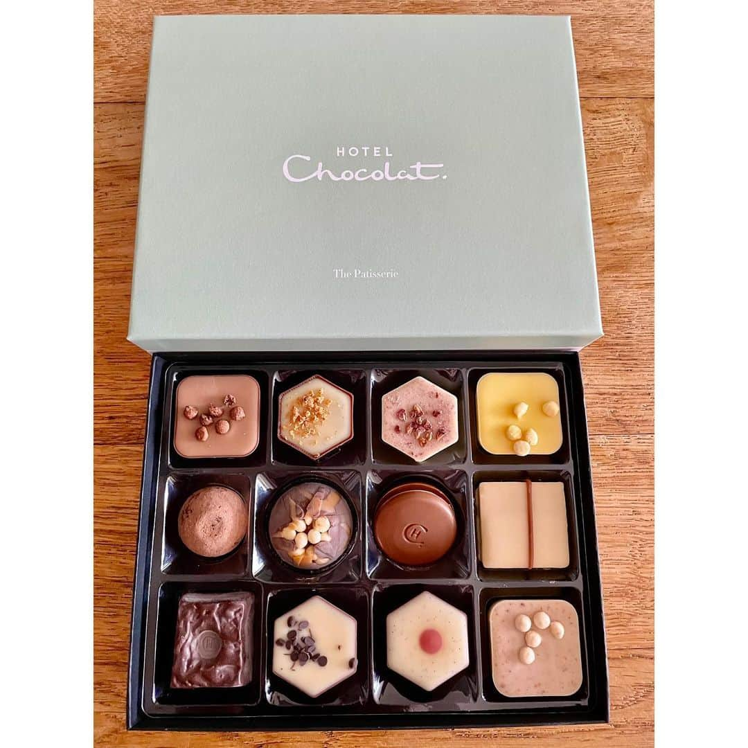 横山みれいのインスタグラム：「綺麗なお菓子シリーズ🧁 ⁡ #HotelChocolat #DEAN&DELUCA #おやつは週末に仕入れがち #何気にハイライトにおうちごはんのせてます🍛 #グッズやスペシャル動画はリンクのミレイチャンネルPlusから💛 #ミレイチャンネル #ホーム画面からとべます☝️」