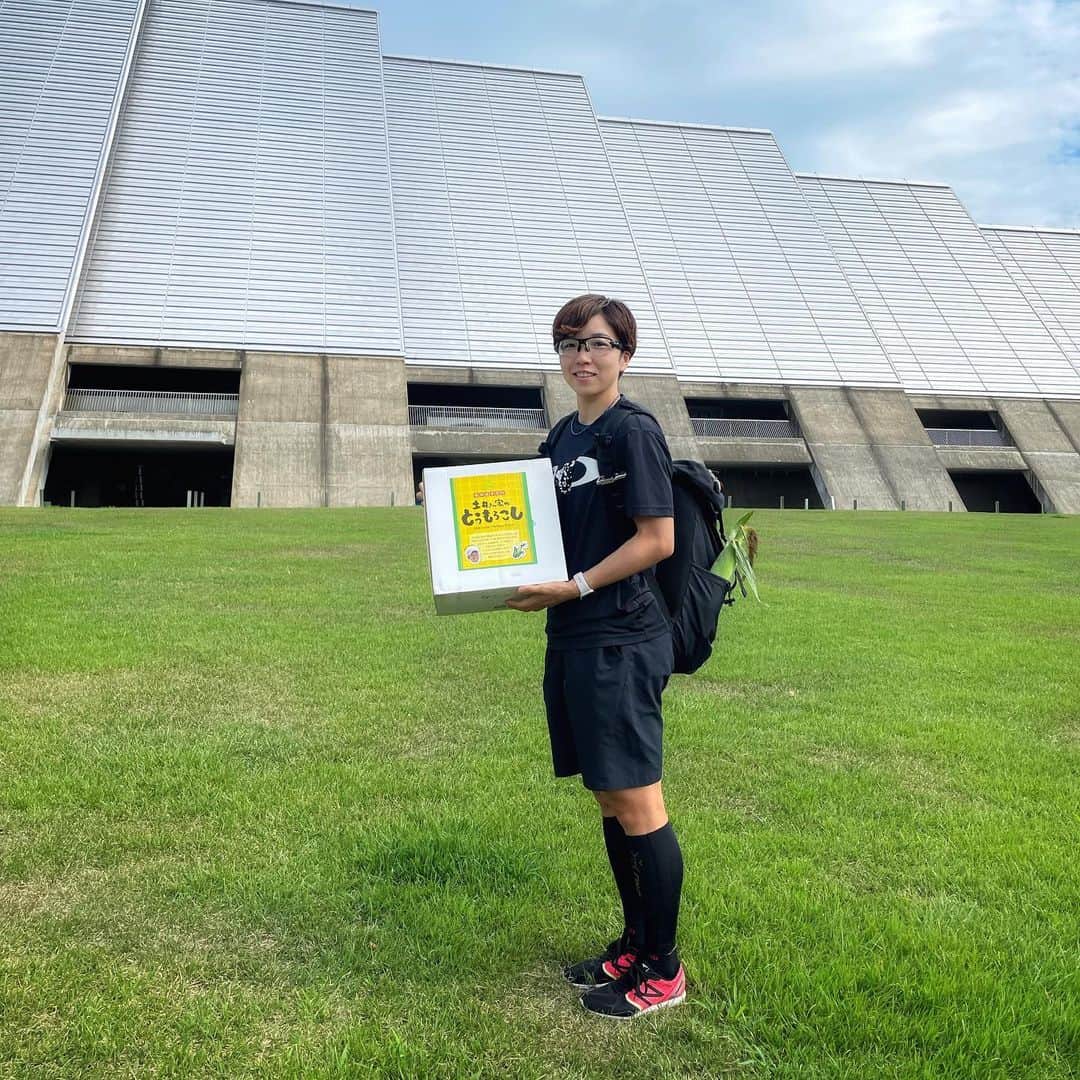小平奈緒のインスタグラム：「本日のカーボ(糖質)🎒👀🌽  ジュニア時代からお世話になっているスケートの先輩の農園から、温かいエールとともに、北の大地の“とうきび”が届きました🌽 今もこうして気にかけて応援してくださる先輩方が全国にいて、本当に心強いです。  中学で初めて全国大会に出場した時、北海道の選手はとにかく「強くて速くてかっこいい」とどの選手も憧れの存在でした。 私は、同じ長野県内に吉井さん @sayuri_hashimoto_skate という偉大な先輩がいたので、常に吉井さんの背中を追いかけながら、ジュニア時代を過ごしました。その吉井さんが、北海道の選手達と交流しながら高め合っている姿も、当時は凄く憧れでした。 恥ずかしがり屋の私は、父に「友達をたくさん作ってこいよ」と背中を押されて全中に挑んだものの、モジモジしてしまって中々勇気が出なかったのですが、ここぞとばかりに吉井さんの後ろを追いかけ、初めての全中でたくさん友達を作ることができました。 まるで金魚のフンのように、吉井さんにくっ付いていく少し面倒な後輩だったと思います😅今更ですがたくさんお世話になりました🐥 そこからどんどん輪を拡げていき、今に至ります。 今回とうもろこしを送ってくださった土井慎悟さんは、バンクーバー五輪のオリンピアンです👨🏻‍🌾  スケートのキャリアを終えて、新しい道で活躍する先輩方には、今後スケートとは別のアドバイスをいただくことも多くなると思います。 スケートを通じて頂いたご縁を大切に、私にしかできないことを模索しながら、決戦の日と次へ向けた準備を進めています。  土井先輩 @doi.shingo5555 、目元は元々落ちていますが、ほっぺたも落ちました😋 ごちそうさまでした🍴  #土井ファーム #土井さん家のとうもろこし #十勝 #芽室 #とうきび #なまらうまいべや」