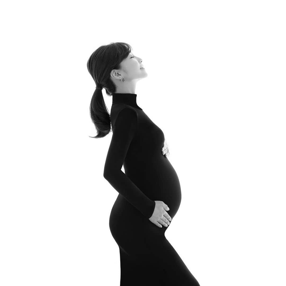福山唯さんのインスタグラム写真 - (福山唯Instagram)「maternity photo🖤  迷ったけれど撮影してよかった♡ この愛おしいお腹ももう少し…♡  お腹ですくすく育ってくれてありがとう♡毎日お仕事に一緒に行ってくれてありがとう♡  #maternityphoto #maternityphotography #マタニティフォト　#マタニティフォト東京 #妊娠10ヶ月　#36weeks  #妊婦　#プレママ　#宝物　♡」8月27日 12時49分 - yuifukuyama