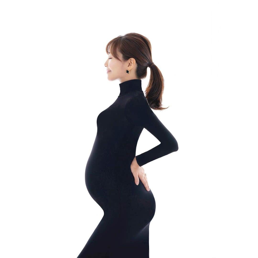 福山唯のインスタグラム：「maternity photo🖤  迷ったけれど撮影してよかった♡ この愛おしいお腹ももう少し…♡  お腹ですくすく育ってくれてありがとう♡毎日お仕事に一緒に行ってくれてありがとう♡  #maternityphoto #maternityphotography #マタニティフォト　#マタニティフォト東京 #妊娠10ヶ月　#36weeks  #妊婦　#プレママ　#宝物　♡」