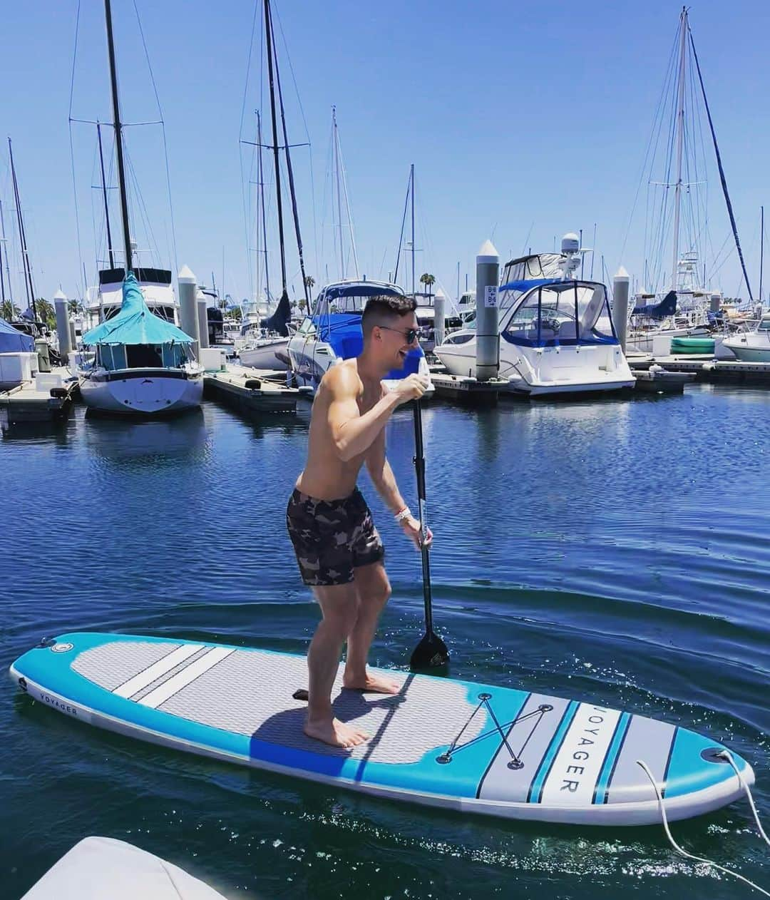 ジョナサン・カサーのインスタグラム：「Flashback Friday  Waving goodbye to summer and all the fun!   #paddleboarding #activelifestyle  #losangeles  #longbeach #workingonaholiday  #spf50」