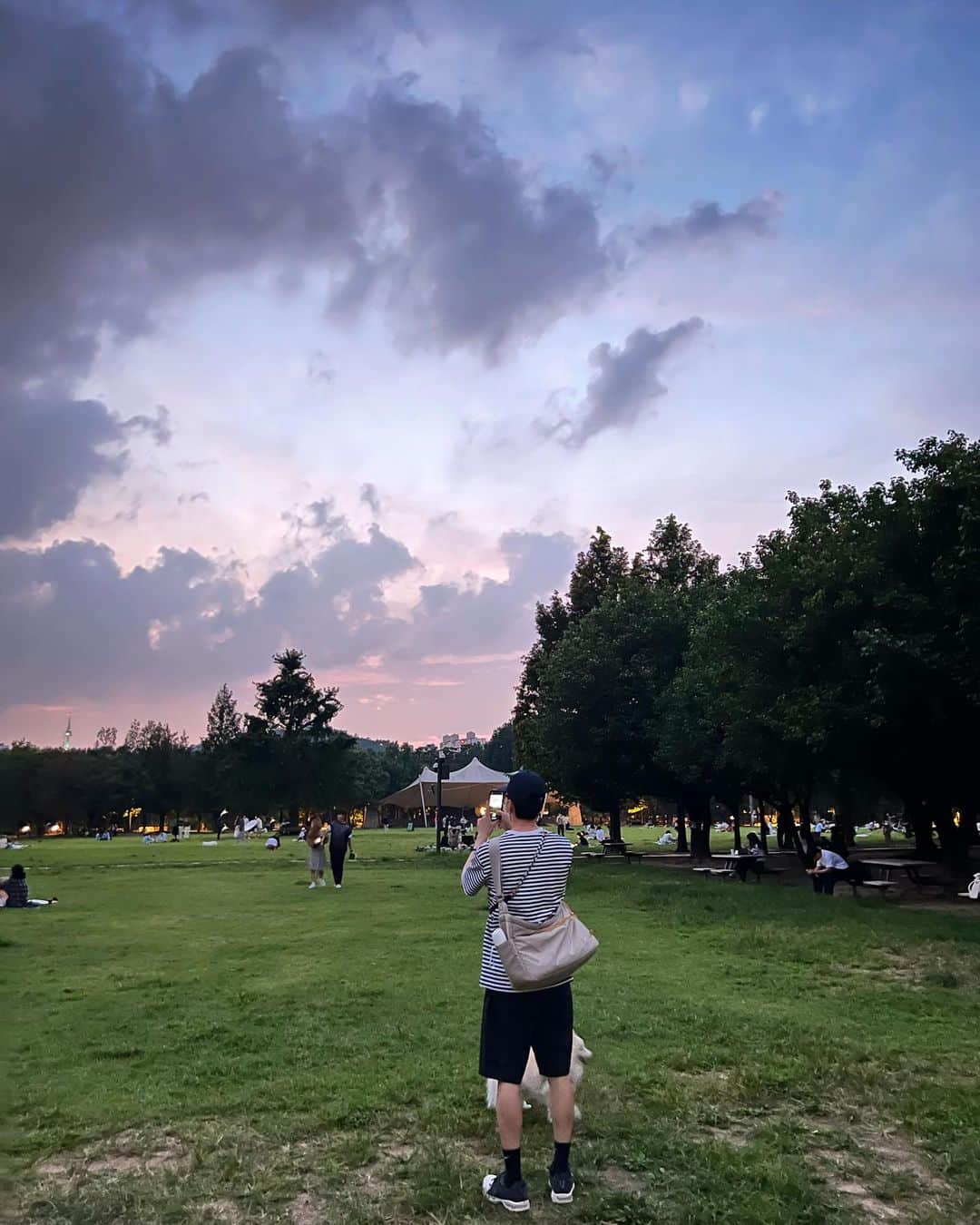 ト・サンウのインスタグラム：「산책, 좋았던 순간들 ☁️🌿🦮」