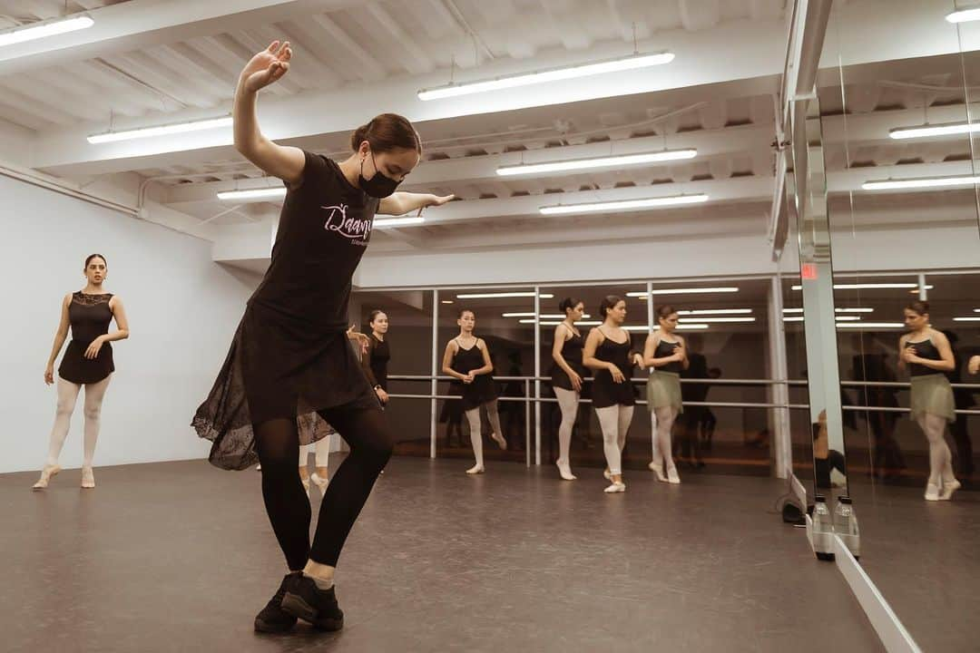 ミコ・フォガティさんのインスタグラム写真 - (ミコ・フォガティInstagram)「Love teaching so much and being able to keep ballet in my life this way while I attend med school 💗 Miss all of you in beautiful Ecuador! 😘But can’t wait to teach this Labor Day weekend in Dallas, TX (link in bio if you would like to attend)! Thank you @ak.dancewear for this opportunity!」8月27日 6時48分 - mikofogarty