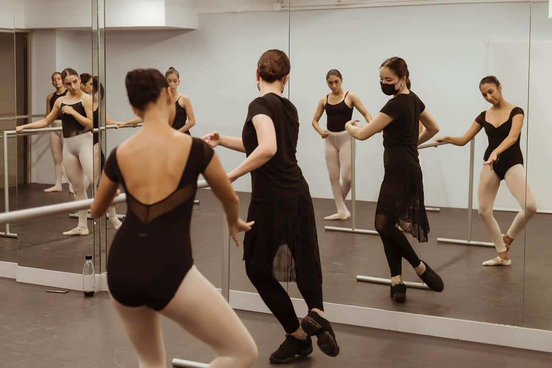 ミコ・フォガティさんのインスタグラム写真 - (ミコ・フォガティInstagram)「Love teaching so much and being able to keep ballet in my life this way while I attend med school 💗 Miss all of you in beautiful Ecuador! 😘But can’t wait to teach this Labor Day weekend in Dallas, TX (link in bio if you would like to attend)! Thank you @ak.dancewear for this opportunity!」8月27日 6時48分 - mikofogarty