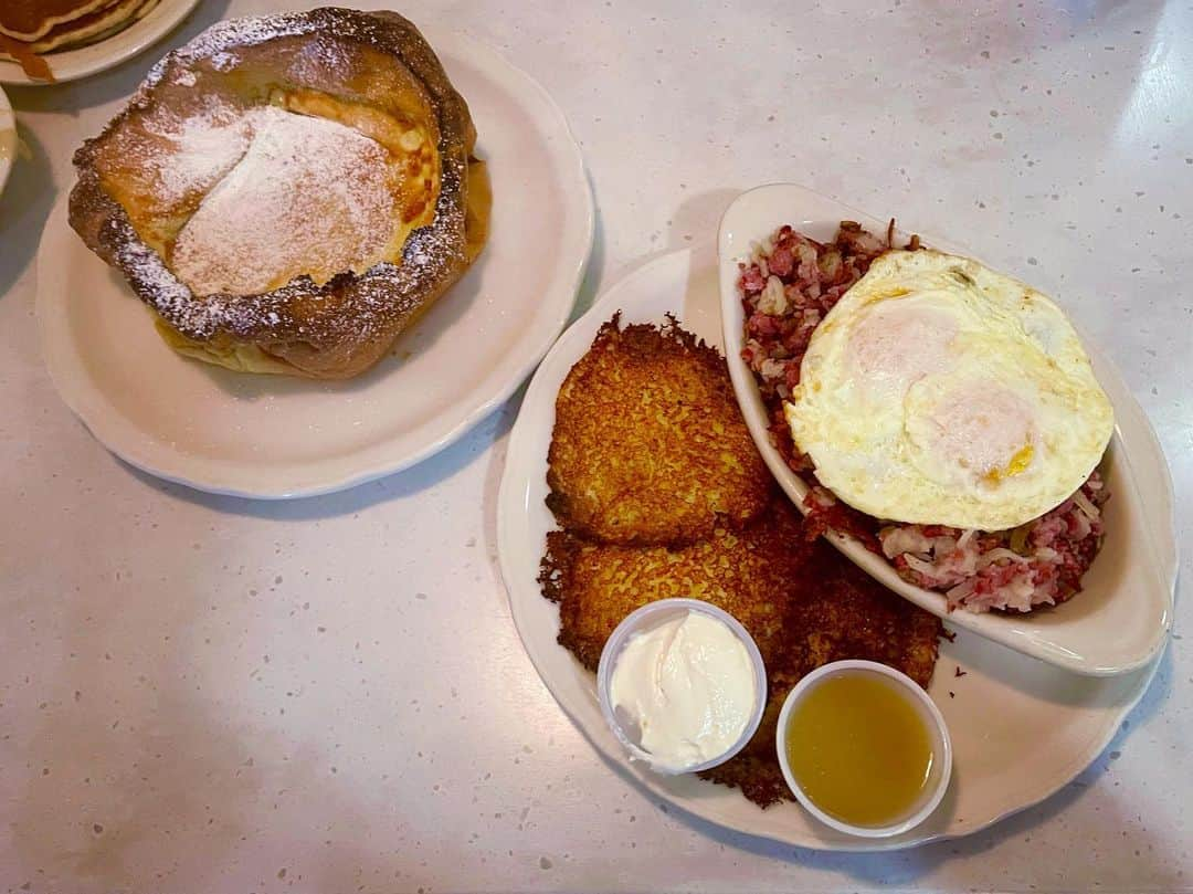 カリフォルニアスタイルさんのインスタグラム写真 - (カリフォルニアスタイルInstagram)「アメリカでは多分100店舗前後、日本にも上陸して現在9店舗も展開中のオリジナルパンケーキハウス。 久々に行ったら朝から行列で、定番のダッチベイビーとコーンビーフハッシュ、さらに写真には無いけど巨大なマッシュルームオムレツをオーダー。相変わらず半分しか食べられない超巨大ポーションで撃沈。ここはフランチャイズだから店舗によって味付けも全然違う。数ロケーション行ったけど、やっぱり地元のRedondo Beachがイチオシで美味しい❣️ ちなみに地元スラングでO-hopと呼ばれてる😆  #californiastyle #california #pancakes #ohop #redondobeach #lightningjapan #lightningmagazine #lightningclutch #カリフォルニアスタイル #カリフォルニア #カリフォルニア工務店 #パンケーキ #ローカルフード #localfood @live_the_life_california @originalpancakehouse」8月27日 7時06分 - cal__style