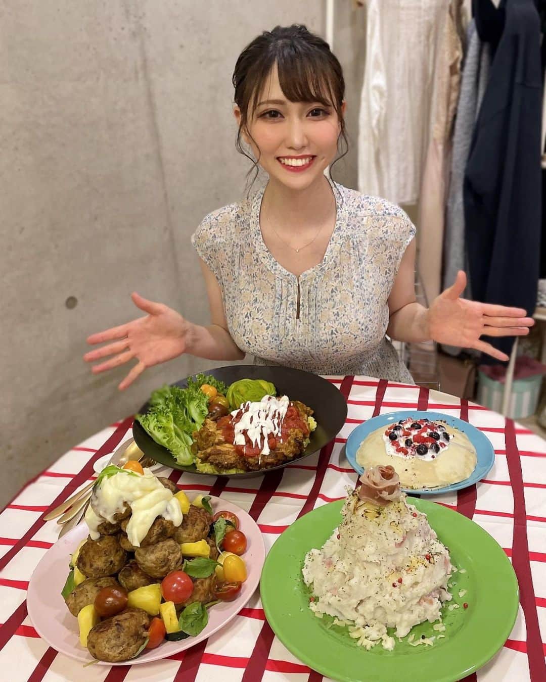 白石陽菜（桜井えりな）のインスタグラム：「『ウワサのお客さま』見て下さった方ありがとうございました💓 . 食べる仕事が多い中、今回初めて料理にフォーカスを当てて取り上げてもらえて、緊張したけど楽しかったです🍳✨ . レシピ知りたいという声もありがとうございます☺️ 公式に載ってるみたいなので見てみてください✨ . 作りながらつまみ食いして崩れた後ろ側🏔」