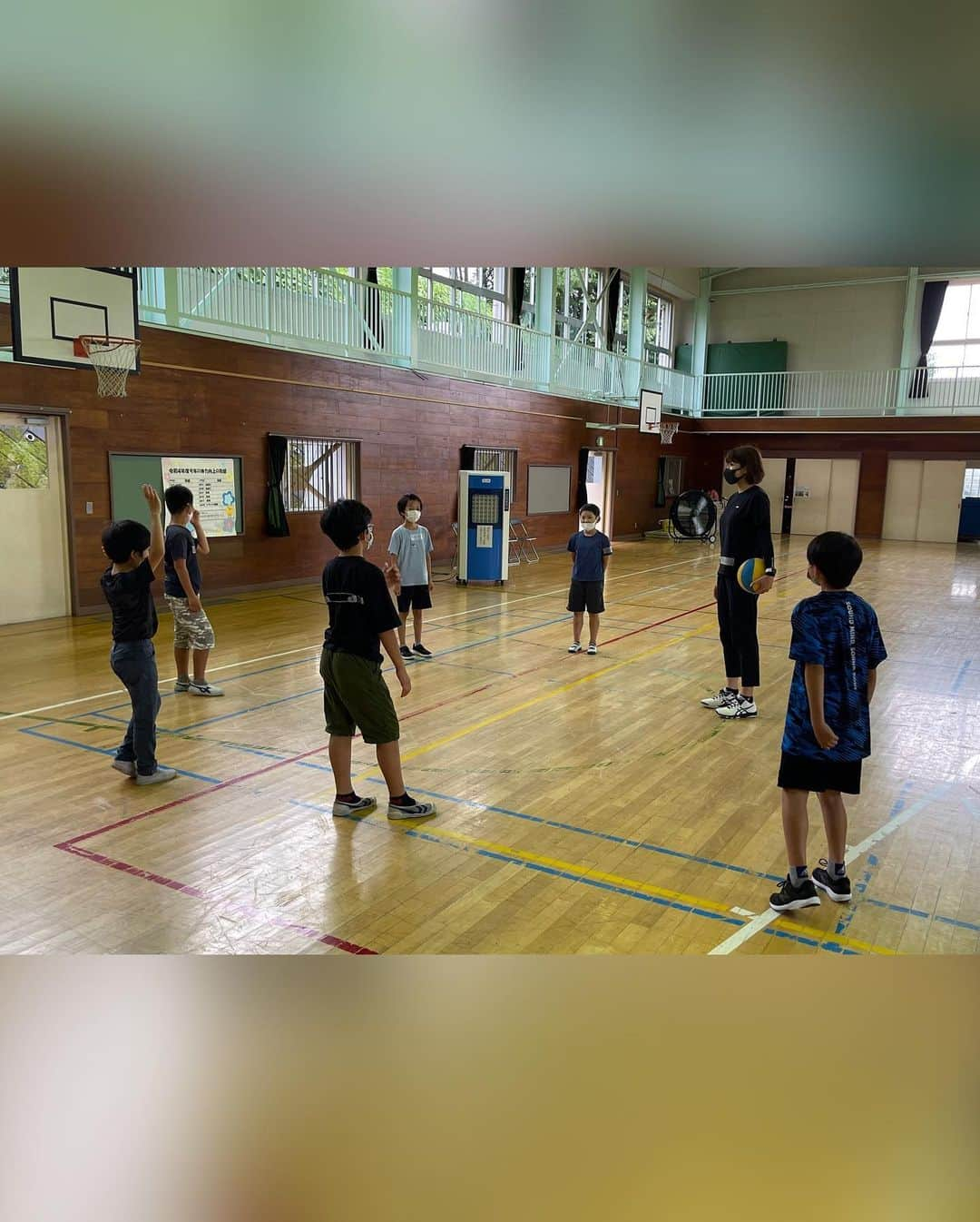 芳賀舞波さんのインスタグラム写真 - (芳賀舞波Instagram)「8月4日に開催された 日野市の「夏休みわくわく学習術」 アスリート体験教室を担当させていただきました。  講師は、昨年までバレーボール選手として活動し、 チームの主将も務めていた 芳賀 舞波 さん！ (@_maiha.15_ )  イベントを開催するにあたり、 日野市公民館の方と 半年ほど前から打ち合わせを行い準備を進めました。  企画からイベント実施当日まで。 "バレーボールを通じて、子どもたちが身体を動かすことを楽しむには、何を感じとってもらえたらいいのか？を追求し、1から企画や実施内容を考えました。  実際に子どもたちと触れ合い、楽しそうな姿を間近で見れたことにやりがいを感じました。  当日は、日野市教育長の堀川さんも実際に足を運んでくださり 児童の皆さんへメッセージをいただきました。 本当に貴重な機会をありがとうございます。 またお忙しい中、イベントの様子も見学してくださりました。  今回、このような機会をつくってくださった小川さん。 そして講師の芳賀選手、当日の撮影や色んな面でサポートしてくれた @tanakahikaru11 。  本当にありがとうございます✨  今後も関東地方を中心に、年齢を問わずスポーツを通して学びや体験ができる機会をつくれたらと思っています。  何かご協力ができることがあれば！と思っていますので、詳細を記載の上、 @kana0412.sss InstagramのDMまたはGmailにて ご連絡いただければと思います。  #バレーボール #バレーボール体験 #体験学習 #ひのっこ #日野市 #日野市公民館 #DESCENTE #アスリート #セカンドキャリア #バレーボール教室」8月27日 11時50分 - _maiha.15_