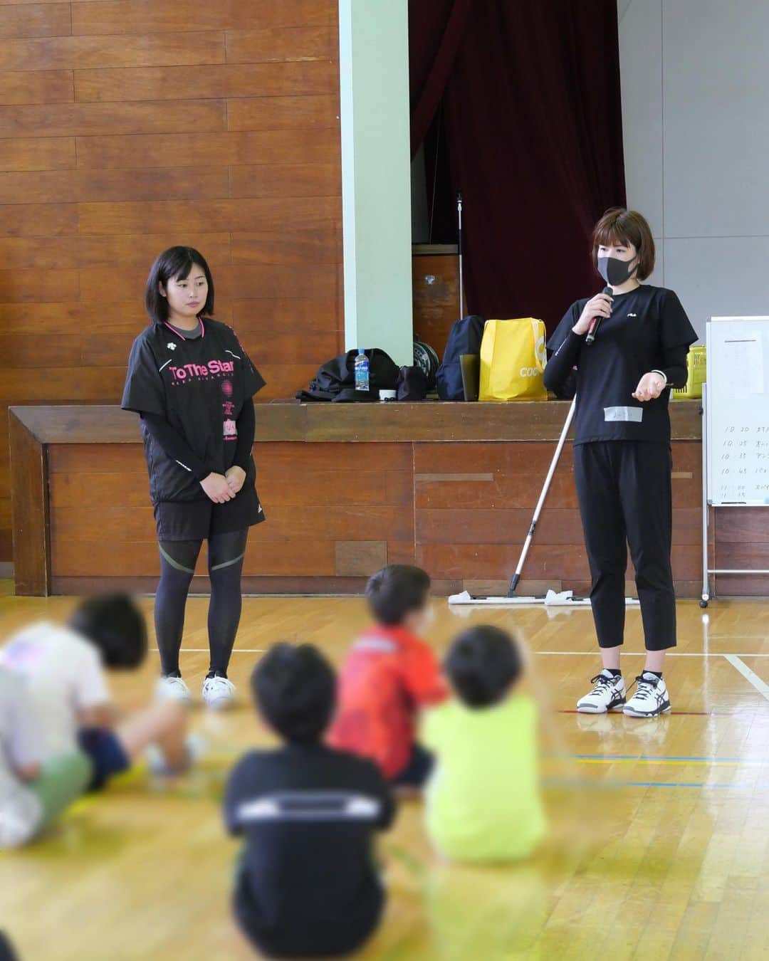 芳賀舞波さんのインスタグラム写真 - (芳賀舞波Instagram)「8月4日に開催された 日野市の「夏休みわくわく学習術」 アスリート体験教室を担当させていただきました。  講師は、昨年までバレーボール選手として活動し、 チームの主将も務めていた 芳賀 舞波 さん！ (@_maiha.15_ )  イベントを開催するにあたり、 日野市公民館の方と 半年ほど前から打ち合わせを行い準備を進めました。  企画からイベント実施当日まで。 "バレーボールを通じて、子どもたちが身体を動かすことを楽しむには、何を感じとってもらえたらいいのか？を追求し、1から企画や実施内容を考えました。  実際に子どもたちと触れ合い、楽しそうな姿を間近で見れたことにやりがいを感じました。  当日は、日野市教育長の堀川さんも実際に足を運んでくださり 児童の皆さんへメッセージをいただきました。 本当に貴重な機会をありがとうございます。 またお忙しい中、イベントの様子も見学してくださりました。  今回、このような機会をつくってくださった小川さん。 そして講師の芳賀選手、当日の撮影や色んな面でサポートしてくれた @tanakahikaru11 。  本当にありがとうございます✨  今後も関東地方を中心に、年齢を問わずスポーツを通して学びや体験ができる機会をつくれたらと思っています。  何かご協力ができることがあれば！と思っていますので、詳細を記載の上、 @kana0412.sss InstagramのDMまたはGmailにて ご連絡いただければと思います。  #バレーボール #バレーボール体験 #体験学習 #ひのっこ #日野市 #日野市公民館 #DESCENTE #アスリート #セカンドキャリア #バレーボール教室」8月27日 11時50分 - _maiha.15_