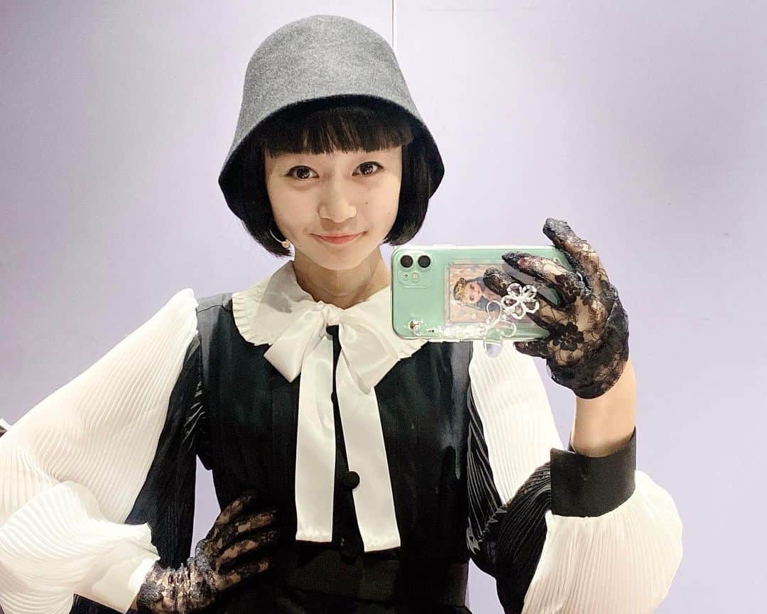 横溝菜帆のインスタグラム：「🧚🏻‍♀️  『 DOROTHY オズの魔法使い 』  無事に、初日を終えることができました！！  舞台に立った時、 お客さんが目の前にいることがすごく嬉しくて 最後まで楽しくオズの精を演じることができました☺️ 観に来てくださった皆さん 本当にありがとうございました🥰🥰  明日が東京千秋楽となります。 最後まで頑張ります！  📷  オズの精の舞台衣装✨✨ シックな雰囲気がとってもおしゃれです🦋  #DOROTHY #オズの魔法使い #横溝菜帆」