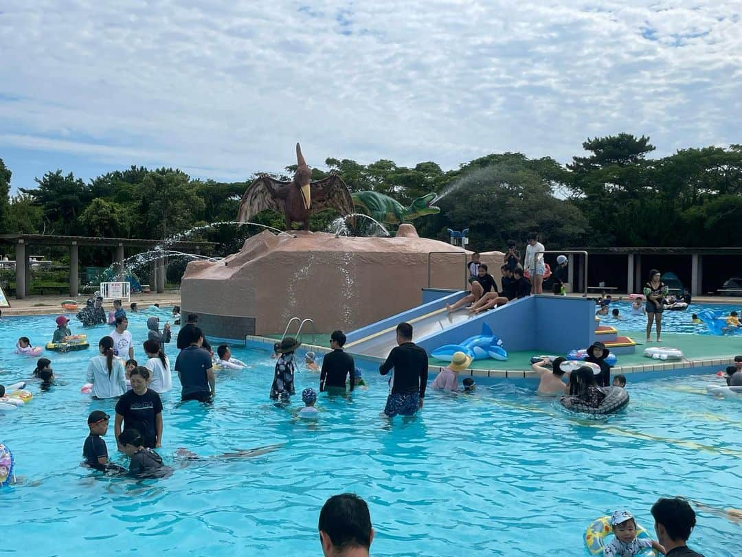 海の中道サンシャインプールさんのインスタグラム写真 - (海の中道サンシャインプールInstagram)「ついに、明日は8月最後の日曜日、夏休み最後の日曜日でもあります❗️ 天気予報も抜群のプール日和りの予報で、最後のお休みを楽しむにはサイコーな日になりそうです😊 お子さんに大人気のウォータージャングルプール、おっきな流水プール、爽快なドラゴンスライダー、滑り台もある恐竜噴水プール、優雅に楽しめる森の湖プールと、たくさんのプールでみなさまをお待ちしております😊 海の中道サンシャインプールで、夏の最後の思い出を作りましょう😆😆😆  #サンシャインプール #海の中道サンシャインプール #sunshinepool #海の中道海浜公園 #海の中道 #うみなか #uminonakamichiseasidepark #uminonakamichi #uminaka #夏 #夏休み #福岡の夏 #summer #晴れ #福岡 #福岡市 #福岡市東区 #fukuoka #日曜日 #sunday」8月27日 21時32分 - uminaka_sunshinepool