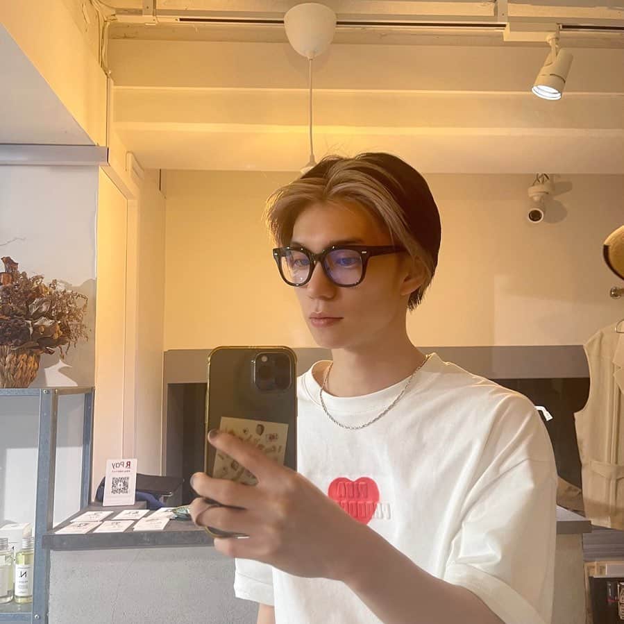 木津つばさのインスタグラム：「本日のファンミーティングで  新しい髪色髪型をお披露目！！！  どうですかぁ〜如何ですかぁ〜。  最近お世話になっている　@kikoeru_taiyo さん  @kikoeru_hair ←是非行ってみて☺︎  みんなも木津と同じ美容院行こ。  明日はファンミーティングの写真あげますっ！  お楽しみに！」