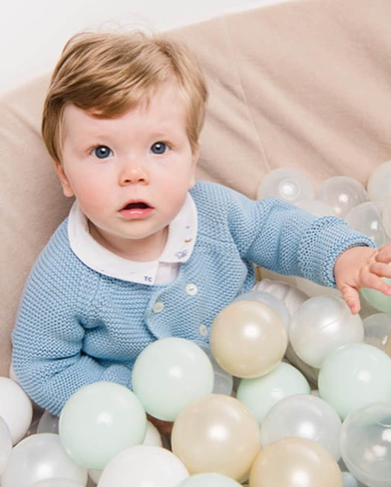 カート・バン・ダーレのインスタグラム：「Dit zalige ventje wordt vandaag 1 jaar 💙  Lieve Aurélien, jouw eerste jaartje is voorbij gevlogen maar wat hebben we al van jou genoten en vooral wat zijn we blij dat jij in ons leven gekomen bent!   #1stbirthday #party #tothemoonandback #thesweetest」