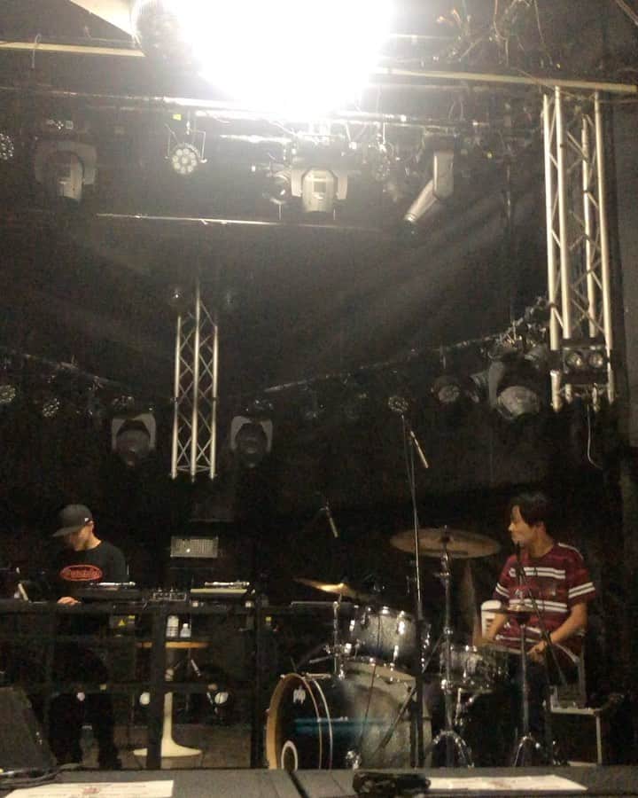 オカモトレイジのインスタグラム：「Attention~♪🥁  私、オカモトレイジ、渋谷VISION @visiontokyo ラスト出演は9/1(木)になります。 なんと、最後はDJではなくドラムでのパフォーマンスです。本当に嬉しいです。ありがとうございます！DJザイちゃん @djzai_similab と2人でスクラッチ&ドラムセッションって感じでやらさせてもらうので、ぜひ遊びきてくださいー！ どんな選曲になるかは我々も想像つきません、、、。」