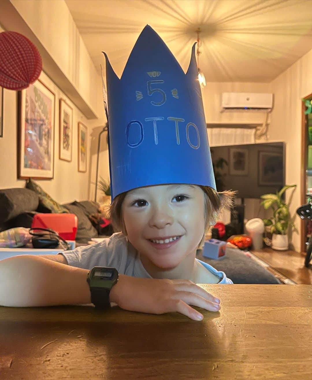 大桑マイミのインスタグラム：「息子5歳の🫶誕生日 まだまだ、小さくて甘えんぼな君。パワフルでエネルギッシュ！ 可愛くて大好きよ😊❤️  誕生日はリクエストにお応えして 忍者トレーニング🥷にいきました。これがね。。とても面白かったっ！私も一緒に楽しんじゃいました。剣術体験、ストレス発散なりました。息子大興奮🥷  誕生日会には大好きなお友達が遊びに来てくれて幸せそうだった。プールいったり、テラスで食事してLEGOやったりゲームしたり！っ楽しかったね！ いきなり決めたから… 希望の忍者ケーキにする為に試行錯誤だったよ。こだわり強めな君。 喜んでくれて母は幸せです。 元気に育ってくれて感謝。  貴方の母になれてよかった。 人生最大の修行だけれども最高だ。」