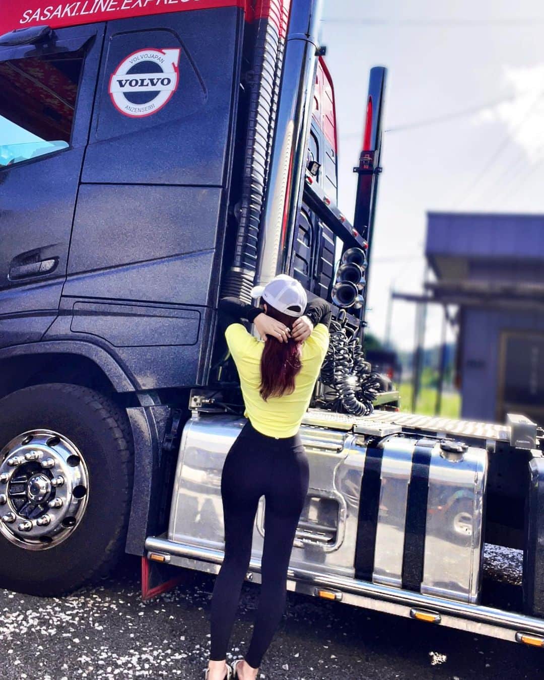 佐々木梨乃のインスタグラム：「🌞🌴🌺   #xexymix  #💜 #volvotrucker  #🍑🍑   #トレーニングウェア  #キャップ #尻トレ   #筋トレ好きと繋がりたい  #スタイル  #りのぴの #楽しい毎日 #エクササイズ  #今年も海行けてない #バックショット」