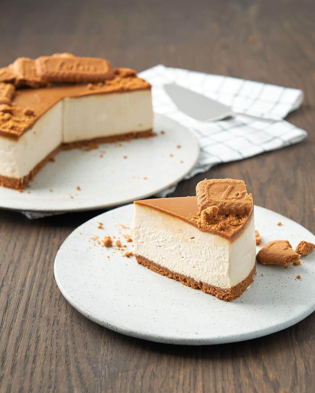 EMOJOIE CUISINEのインスタグラム：「I made Lotus Biscoff Cheesecake. This cheesecake is No-Bake No-Gelatine. It was soooo good!😋  今回はロータスのクッキーとスプレッドでレアチーズケーキを作ったよ〜 オーブンもゼラチンも使わずに、純生、マスカルポーネの脂肪分のみで固めたのでびっくりするくらいのカロリーなんだけど、いやこれほんとびっくりするくらい美味しい😋  • • • #pastry  #pastrylife #pastryart #dessert #dessertstagram #baker #bake #foodstagram #instabake #baking #beautifulcuisines  #instafood  #foodpics #クッキンググラム #デリスタグラマー  #フーディーテーブル  #お菓子作り #お菓子部 #おうちカフェ #手作りスイーツ #手作りケーキ #パティシエカメラ部 #lotus #biscoff #speculoos #ロータスクッキー」