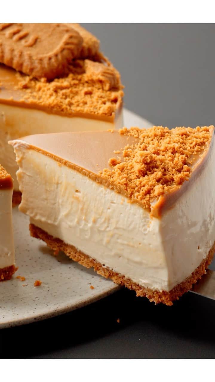 EMOJOIE CUISINEのインスタグラム：「I made my favourite cheesecake with Lotus Biscoff which is also my favourite. This cheesecake contains no gelatin, so it has a very smooth texture. In this recipe, it’s very important to whip the whipping cream and mascarpone until stiff.  大好きなロータスビスコフを使って作る大好きなチーズケーキ このチーズケーキはゼラチンを使ってないのでとてもなめらかな食感。カロリーはとんでもないけどね笑  このレシピでは生クリームとマスカルポーネをしっかりと固くホイップすることがとても大事なポイント  ■For 18cm or 21cm mold *8〜12cuts 120g Lotus Biscoff 40g unsalted butter 80g powdered sugar 200g whipping cream 400g mascarpone cheese 100g Lotus Biscoff spread 200g cream cheese  100g Lotus Biscoff spread 6-8 Lotus Biscoff cookies  🔗Check out the video link in BIO or Highlights for the Details.  ■18ｃｍチーズケーキ スペキュロスクッキー120ｇ 無塩バター40ｇ 粉砂糖80ｇ 生クリーム200ｇ マスカルポーネチーズ400ｇ スペキュロススプレッド100ｇ クリームチーズ200ｇ   スペキュロススプレッド100ｇ スペキュロスクッキー6-8枚  🔗作り方詳細はプロフィールの動画リンクまたはハイライトから 失敗が少なくなるので作る前に動画で作り方詳細を見てくださいね〜  • • • #pastry  #pastrylife #pastryart #dessert #dessertstagram #baker #bake #foodstagram #instabake #baking #beautifulcuisines  #instafood  #foodpics #クッキンググラム #デリスタグラマー  #フーディーテーブル  #お菓子作り #お菓子部 #おうちカフェ #手作りスイーツ #手作りケーキ #パティシエカメラ部 #lotus #biscoff #speculoos #ロータスクッキー」