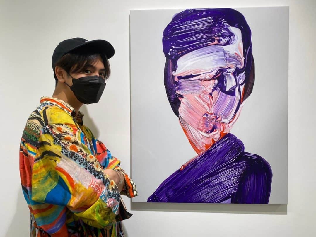 のインスタグラム：「Today was a day I was super inspired by art!! 🔥 今日は兼ねてから大ファンのアーティスト 武田鉄平さんの『近作展』にて ご本人にもお会いでき お話を伺いながら作品を拝見できる 貴重な時間を過ごしました🎨✨ これから世界中に作品たちが飛び立つそうなので まとめて拝見できるのは今のうちです😆💦 また足を運びたくなるような 素晴らしい作品たちにたくさんの刺激と 感動を頂きました！！🌈💫  I want to journey deeper into the world of art!! 😊✌️ @mahokubotagallery #teppeitakeda」