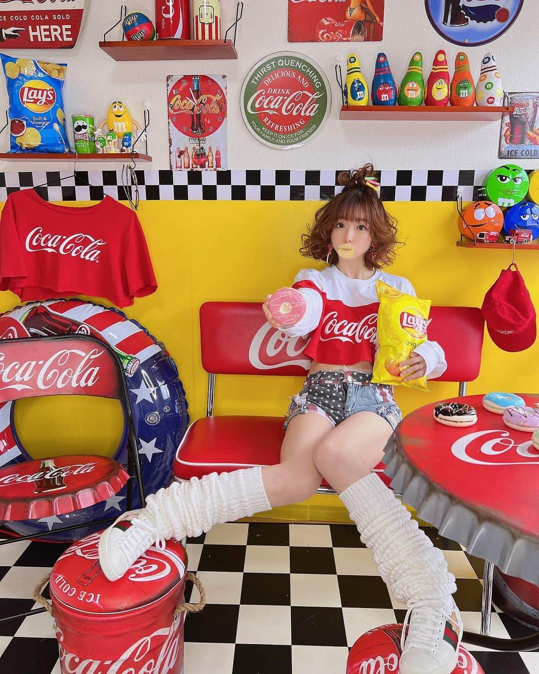 佐倉絆さんのインスタグラム写真 - (佐倉絆Instagram)「コカコーラが一番美味しい🥤  #コカコーラ #cocacola #瓶が一番美味しい #缶も美味しい #ジャンクにはコーラ #ダイエットは明日から #スニーカーは #guccidoraemon」8月27日 22時45分 - kizunasakura