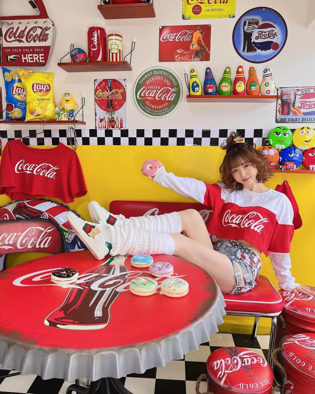 佐倉絆のインスタグラム：「コカコーラが一番美味しい🥤  #コカコーラ #cocacola #瓶が一番美味しい #缶も美味しい #ジャンクにはコーラ #ダイエットは明日から #スニーカーは #guccidoraemon」