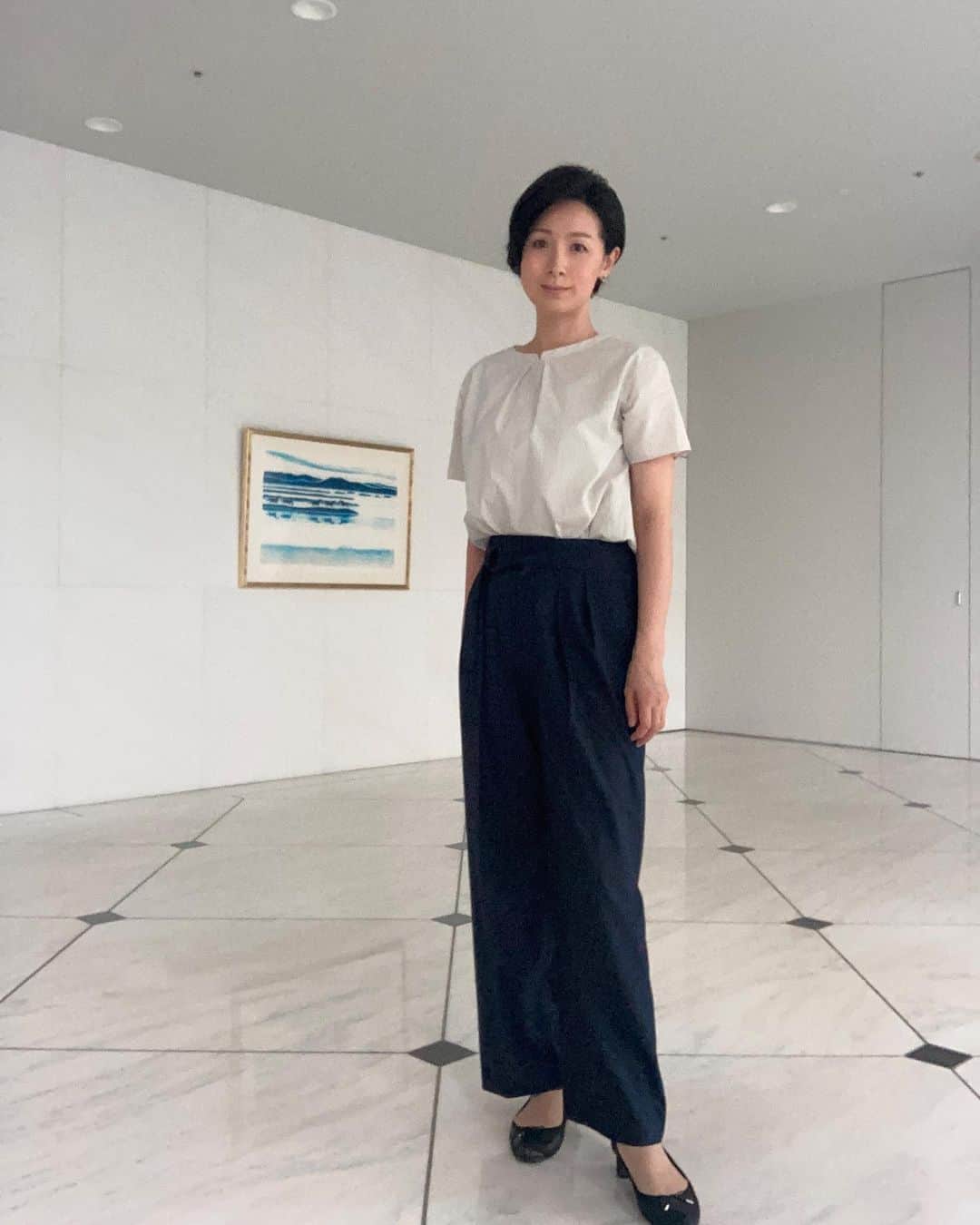 のインスタグラム：「ANNニュース8/27着用衣装  ブラウス・パンツ @newyorker.since1964  ピアス @starjewelry_press   今日の東京は暑さがぶり返しましたね。 湿度とやる気は反比例…。  #テレビ朝日 #アナウンサー #アナウンサー衣装 #ootd #40代コーデ #40代ファッション #50代ファッション #大人コーデ #大人ファッション #パンツスタイル #野村真季」