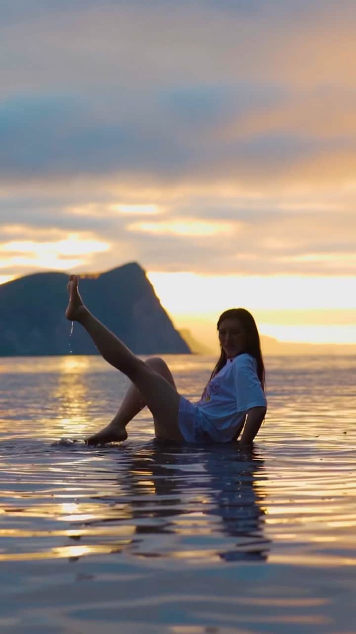 井上ジョーのインスタグラム：「Where do you want to be?  Model: @mizzy_licias   All rights belong to @inouejoe   #beach #sunset #ocean #cinematic #fantasy #sony #a7c #gmaster #travel #vacation #japan #hawaii #surf #waves #aloha #summer #film #tropical #paradise #paraiso #praia #vamosalaplaya  #playa #海 #夏 #夕日」