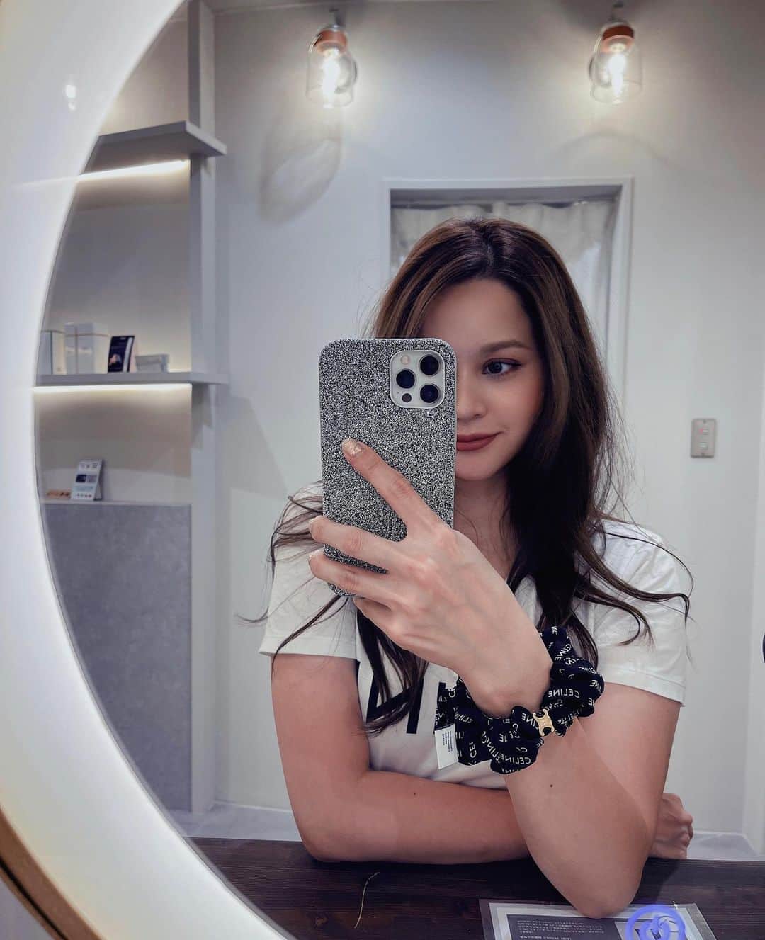 のインスタグラム：「. お一人様😎🖤 やっぱ1人さいこー なんも気にしず行動出来るの神🤞🏻 マツパしておめめいい感じ👁💗  #celine #beautyday #lashperm  #マツパ　#ママのひとり時間」
