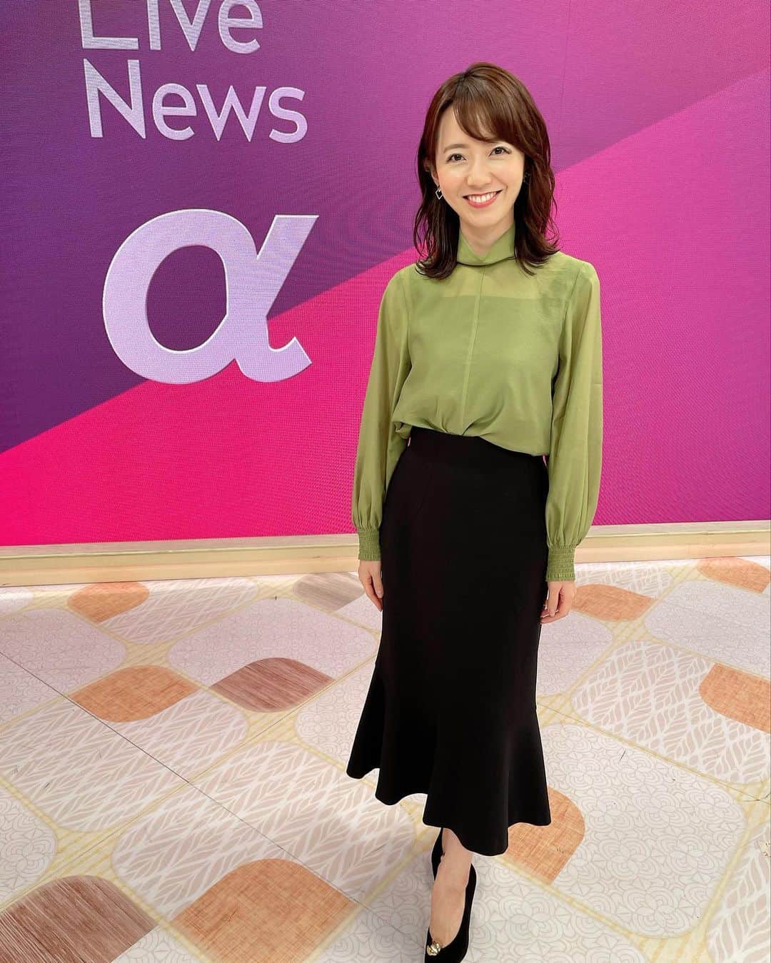 のインスタグラム：「🍁  今週もお付き合い頂いた皆さまありがとうございました😊  秋を感じさせるピスタチオカラーのブラウス💚  #LiveNewsα #衣装 #秋色 #ピスタチオカラー #先日少し髪を切りました」