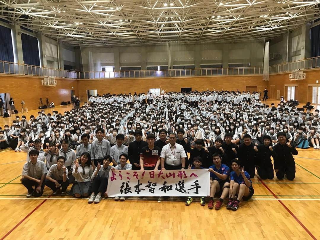 張本智和さんのインスタグラム写真 - (張本智和Instagram)「今日は日大山形高校さんの桜華祭に行かせていただきました！ 初めての経験で緊張していましたが、生徒の皆さんが温かく迎えてくださったおかげで、高校時代を思い出しながら楽しむことができました😊 日大山形高校の皆さんありがとうございました！！」8月27日 15時27分 - harimoto__tomokazu_1711