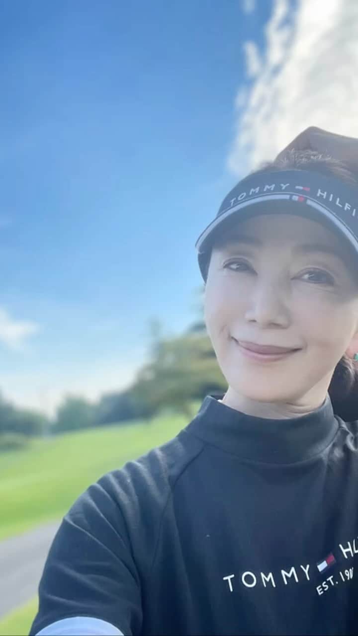 坂村かおるのインスタグラム：「今日は、ゴルフへ⛳️ ・ 練習の成果は、技術には出てませんでしたが 確実に体力だけは付きました☺️ ・ 「元気があれば何でも出来る！」猪木さんの言葉を思い出しました😄 ・ ・ 今年は、夏バテに負けない様な気がする‥ ・ ・  いつも「いいね！」を頂きありがとうございます。 皆さんのコメントに元気を貰っています😊  #クィーンオブ美魔女 #team美魔女 #美ST #坂村かおる #トータルビューティーアドバイザー #美しく老いる #バランス #美容 #コスメ #ファッション #今日のコーデ #トータルバランス #お洒落な人と繋がりたい #コスメ好きな人と繋がりたい #美意識高い人と繋がりたい #美魔女 #美魔女が変わる #アップデートしてる人と繋がりたい #自分らしくアップデート #ゴルフ好きな人と繋がりたい  #ゴルフ女子」