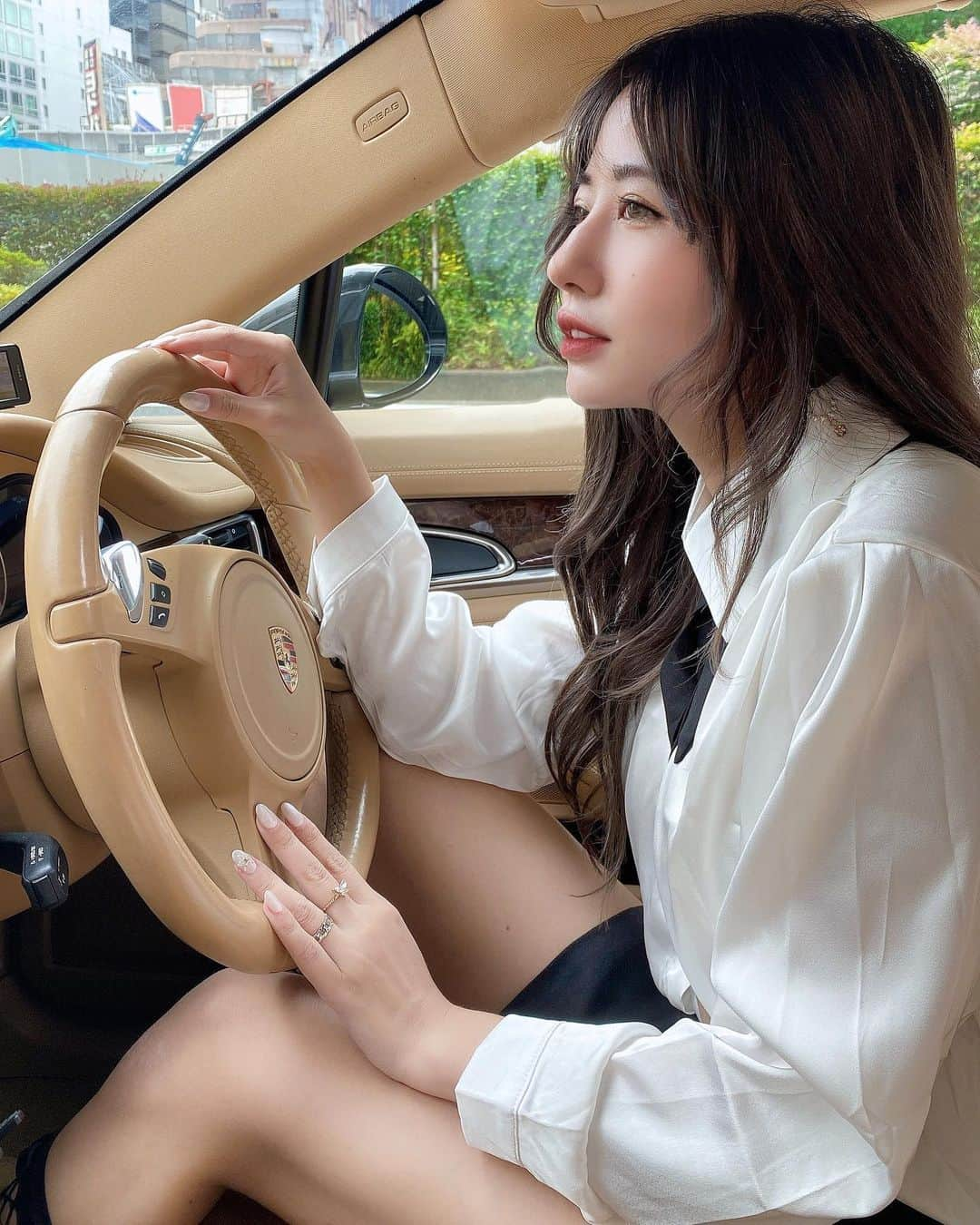 ヴァネッサ・パンさんのインスタグラム写真 - (ヴァネッサ・パンInstagram)「My third car🤎 #porschepanamera  #合宿#mycar #prada #pradashoes  #porscheownersclub #車女子#ポルシェ #sheinforall @shein_japan  #制服コーデ ▶︎Coupon code: VanessaPan」8月27日 16時39分 - kazuminoomi