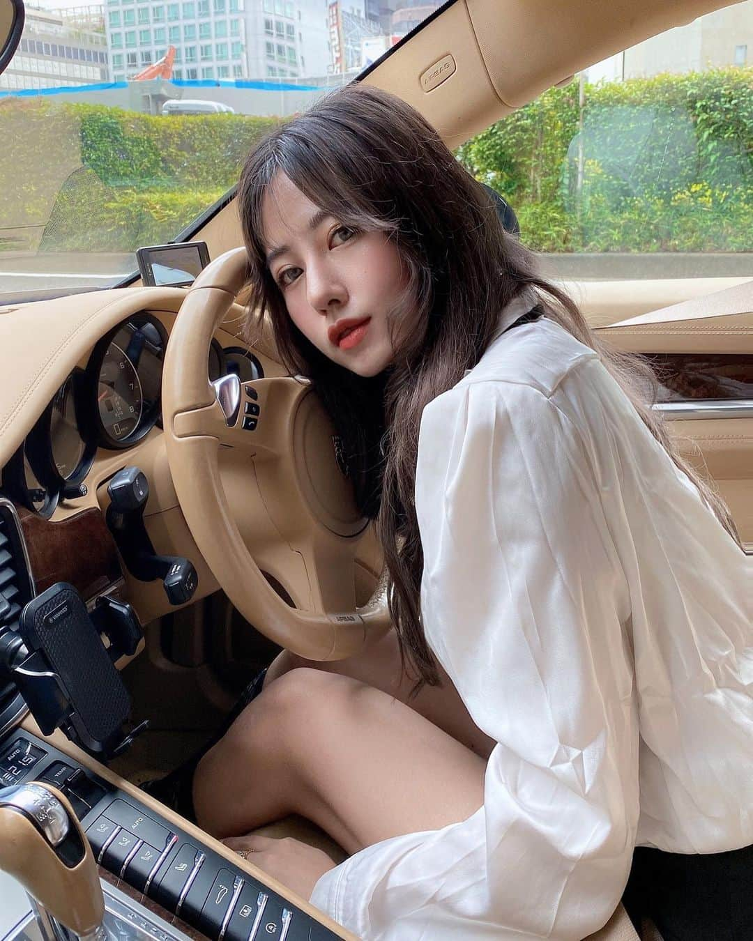 ヴァネッサ・パンのインスタグラム：「My third car🤎 #porschepanamera  #合宿#mycar #prada #pradashoes  #porscheownersclub #車女子#ポルシェ #sheinforall @shein_japan  #制服コーデ ▶︎Coupon code: VanessaPan」