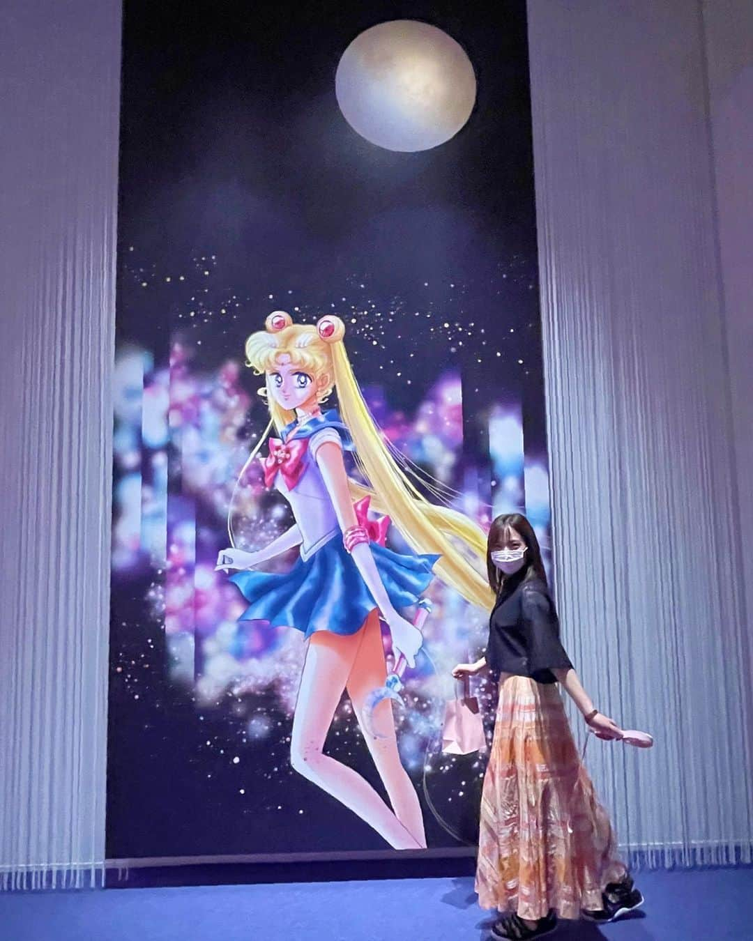 内田敦子のインスタグラム：「⁡ ⁡ セーラームーン展に行ってきました🌙✨ ⁡ 武内直子先生の原画が最高に緻密で美しく、 言葉で表すことが難しいほどの 圧倒的な彩と輝きを放っていました😭 ⁡ そして展示方法もこだわりたっぷりで、 終始キラキラ可愛い乙女空間に身を置けて幸せでした。 素晴らしい空間演出…！ ⁡ ちなみに私はジュピター推し。 ⁡ #セーラームーン展 #六本木ミュージアム」