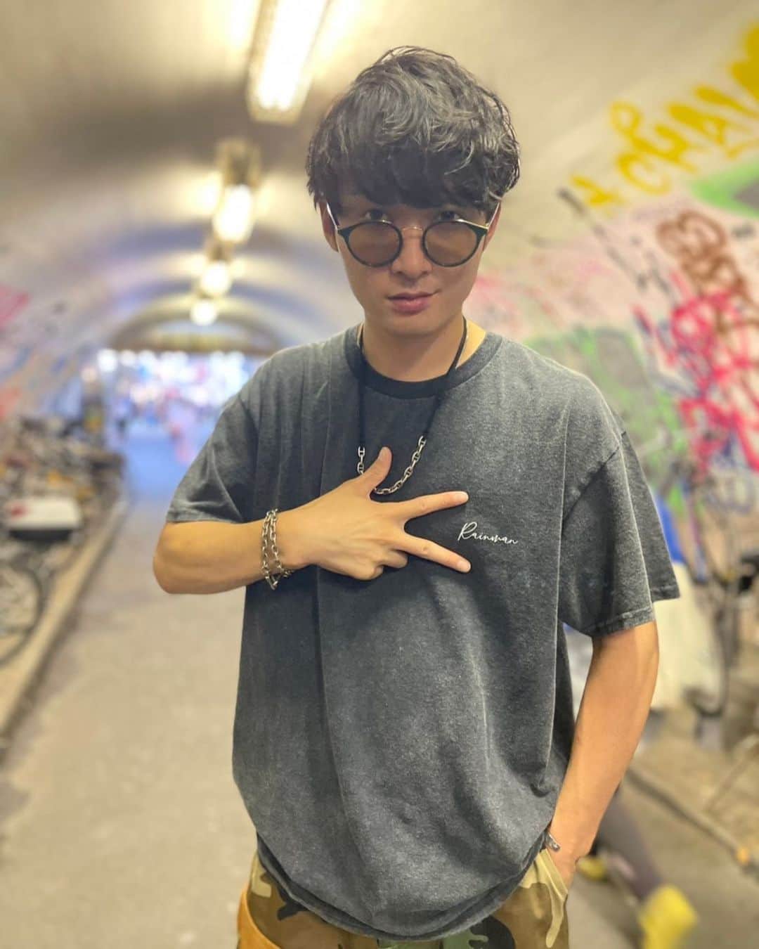 のインスタグラム：「皆様に報告があります。 なんと！！！！ アパレルブランドを僕含め仲間3人で始めました！ブランド名「RAINMAN」レインメン。 1年くらいテストも兼ねて、友人限定にホームページや販売を行なってきましたがこの度やっとスタートする事が出来ました！ 皆様にたくさん着ていただき、愛してもらえるブランドにしていきたいです！ 是非応援よろしくお願いします☺️  Webサイトはプロフィールまたはブランドアカウントをご覧ください！！」