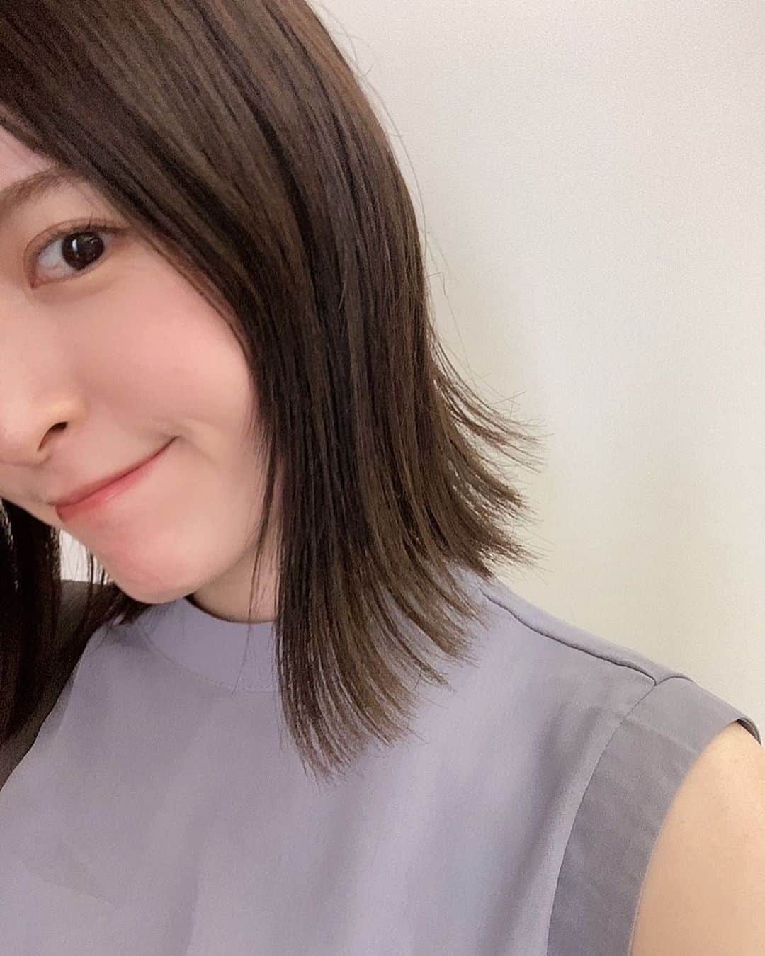 小松未可子さんのインスタグラム写真 - (小松未可子Instagram)「ちみっと髪切りました✂︎  って切ってからもう2週間経ってるけど！( ்▿்)のびてるわ  後頭部にね〜熱が篭るよねー… 私だけ？🤔  最近は、仕事も頑張りつつ、猫からも甘えられつつ、時に試練を乗り越えながらの毎日です。  鼻の調子も8割ほど戻ってきたかな…？(匂いは元に戻りました)  ちょっと前に、オンラインでみかしーとちかぺと瀬戸ちゃんと、マリパで遊びました笑  盛り上がった〜！ 友達とゲームして遊ぶ！って実に小学生くらいから遊び方が変わってない感じが実に良き(๑′ᴗ‵๑)笑  またワイワイ遊ぼうねえ🤩  さてもう間も無く9月だね！ つまり夏休み…終わるね…！ みんなどんな夏を過ごしてますか〜？  今年はいつになくアイスを食べまくってる気がします。 ピノの紅茶味がうますぎるのよ。  今年も残り3ヶ月ちょい…！ 無理しすぎず、体調に気をつけて乗り切りましょう〜💪💪  ※追記 今年の残りまだ4ヶ月あったわ」8月27日 17時31分 - mikako_komatsu