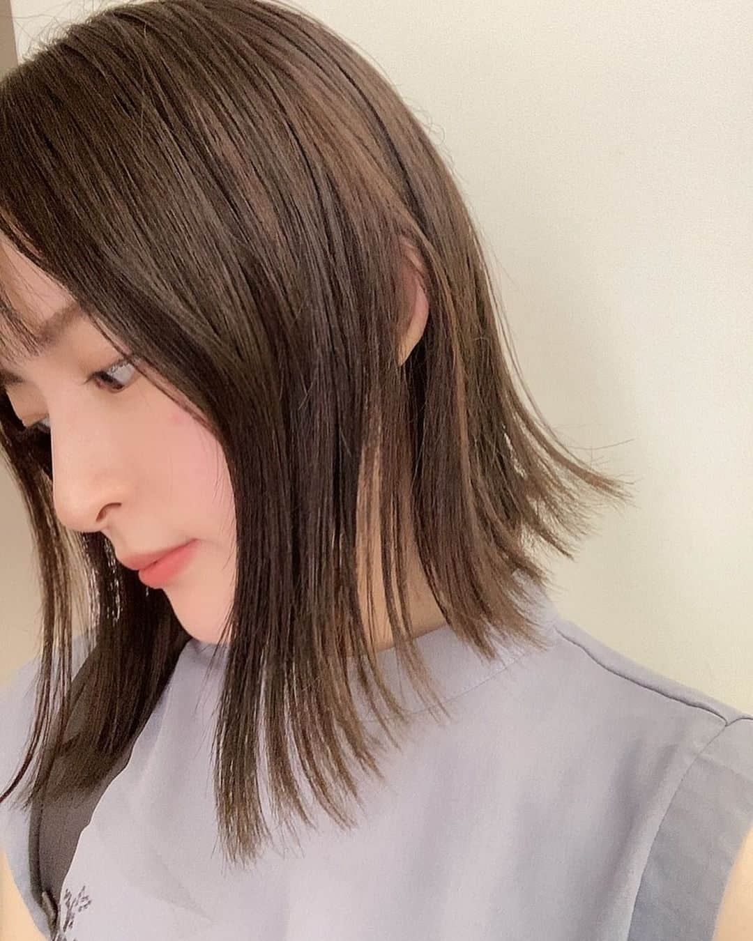 小松未可子さんのインスタグラム写真 - (小松未可子Instagram)「ちみっと髪切りました✂︎  って切ってからもう2週間経ってるけど！( ்▿்)のびてるわ  後頭部にね〜熱が篭るよねー… 私だけ？🤔  最近は、仕事も頑張りつつ、猫からも甘えられつつ、時に試練を乗り越えながらの毎日です。  鼻の調子も8割ほど戻ってきたかな…？(匂いは元に戻りました)  ちょっと前に、オンラインでみかしーとちかぺと瀬戸ちゃんと、マリパで遊びました笑  盛り上がった〜！ 友達とゲームして遊ぶ！って実に小学生くらいから遊び方が変わってない感じが実に良き(๑′ᴗ‵๑)笑  またワイワイ遊ぼうねえ🤩  さてもう間も無く9月だね！ つまり夏休み…終わるね…！ みんなどんな夏を過ごしてますか〜？  今年はいつになくアイスを食べまくってる気がします。 ピノの紅茶味がうますぎるのよ。  今年も残り3ヶ月ちょい…！ 無理しすぎず、体調に気をつけて乗り切りましょう〜💪💪  ※追記 今年の残りまだ4ヶ月あったわ」8月27日 17時31分 - mikako_komatsu