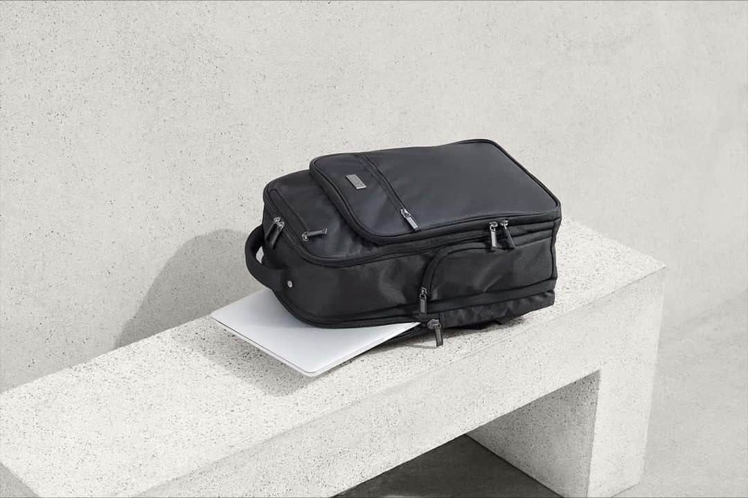 ケネスコールのインスタグラム：「Heading back to school or work this fall? Go prepared with our versatile and functional backpack. #KennethCole #Backpack #BackToSchool」
