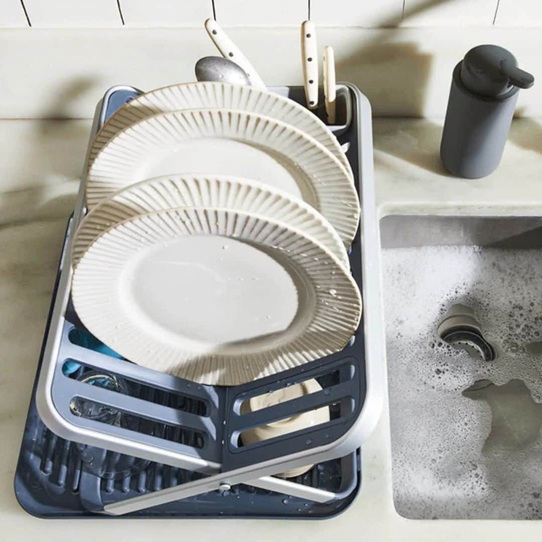 Food52のインスタグラム：「This dish rack is a magician; let us tell you why! It’ll shapeshift to dry up to 10 plates at a time (12 if you pop out the repositionable utensil cup)—with plenty of room underneath for bowls and mugs. When you’re done, you can stow away nice and easy! Tap to shop or head to the link in bio for more. #f52community」
