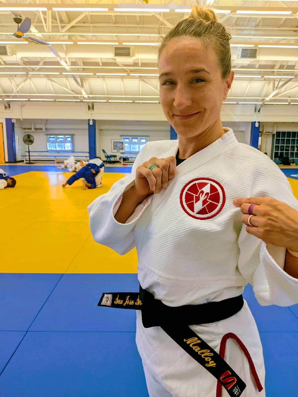マルティ・マロイのインスタグラム：「Getting grippy on a Friday with @maayyuu_ while testing out my new #judogi from @kimonofighter 🥋😎🔥😍 . WOW it is buttery soft and so well made! Thank you Sensei @hiroyuki_akimoto_1.31 for creating such a beautiful #kimono and sharing it with me! 🙏」