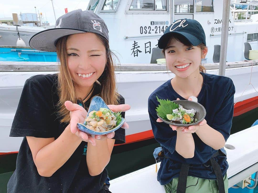 関西テレビ「釣りたガール！」さんのインスタグラム写真 - (関西テレビ「釣りたガール！」Instagram)「フッチーさんとタチウオ釣りへ❣️  私のような初心者でも簡単に　 沢山釣ることができました🐟✨  そして、やはり船上で食べる お魚は格別ですね…！！  釣り・写真撮影・料理など、 何でもできるフッチーさんに 今回大変お世話になりました🙏🏻✨✨  2枚目の真顔写真😐の真相も ぜひオンエアをお楽しみにしていてくださいね☺️🍃  #釣りたガール #タチウオ釣り #大阪湾 #春日丸」8月27日 17時54分 - tsurita_girl