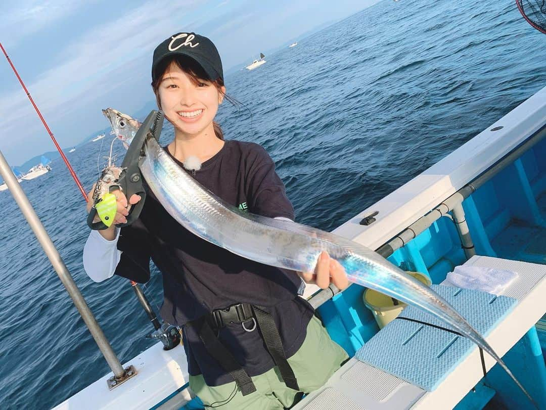 関西テレビ「釣りたガール！」さんのインスタグラム写真 - (関西テレビ「釣りたガール！」Instagram)「フッチーさんとタチウオ釣りへ❣️  私のような初心者でも簡単に　 沢山釣ることができました🐟✨  そして、やはり船上で食べる お魚は格別ですね…！！  釣り・写真撮影・料理など、 何でもできるフッチーさんに 今回大変お世話になりました🙏🏻✨✨  2枚目の真顔写真😐の真相も ぜひオンエアをお楽しみにしていてくださいね☺️🍃  #釣りたガール #タチウオ釣り #大阪湾 #春日丸」8月27日 17時54分 - tsurita_girl