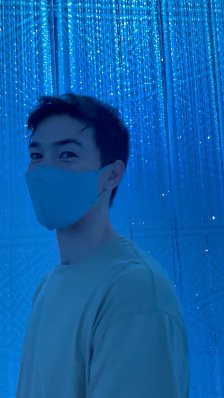 SEN（三辻茜）のインスタグラム：「It’s my second time visiting @teamlab.planets and it’s just as awe inspiring as the first time I went. I noticed many things this time that I missed last time and I’m sure there’s still more to find. When a work takes up your entire visual field it can potentially be disorienting or overwhelming but I’m a huge fan of the feeling of immersion that it provides. Be back soon 👋🤍」